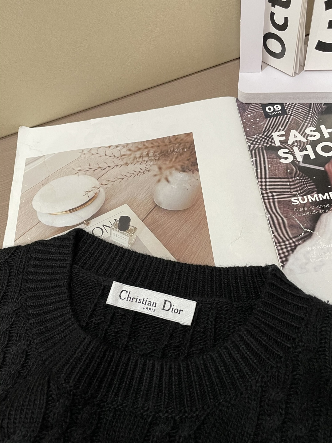 迪家 2025秋冬最新扭绳绞花男士圆领毛衣，采用澳洲进口羊毛倾心织就，通体装饰时尚大气的大号扭绳绞花，立