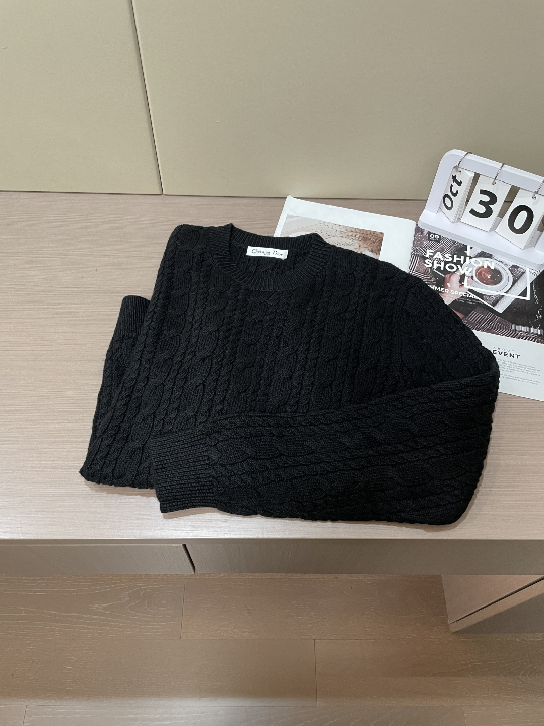 迪家 2025秋冬最新扭绳绞花男士圆领毛衣，采用澳洲进口羊毛倾心织就，通体装饰时尚大气的大号扭绳绞花，立