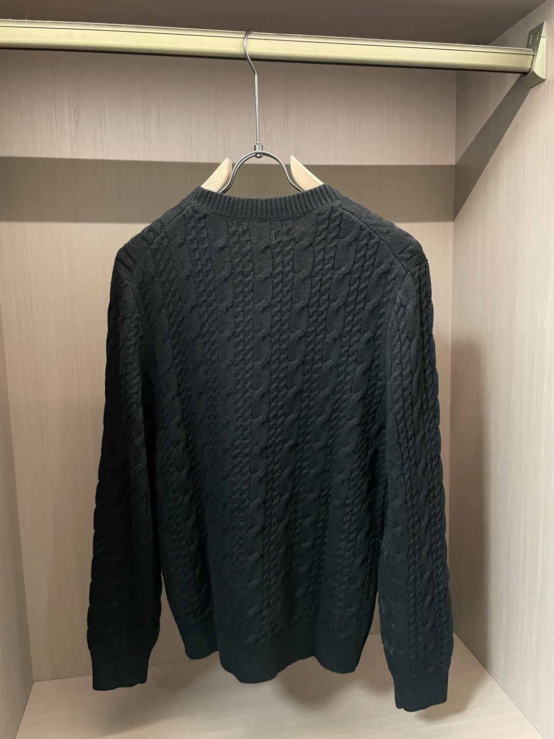 迪家 2025秋冬最新扭绳绞花男士圆领毛衣，采用澳洲进口羊毛倾心织就，通体装饰时尚大气的大号扭绳绞花，立