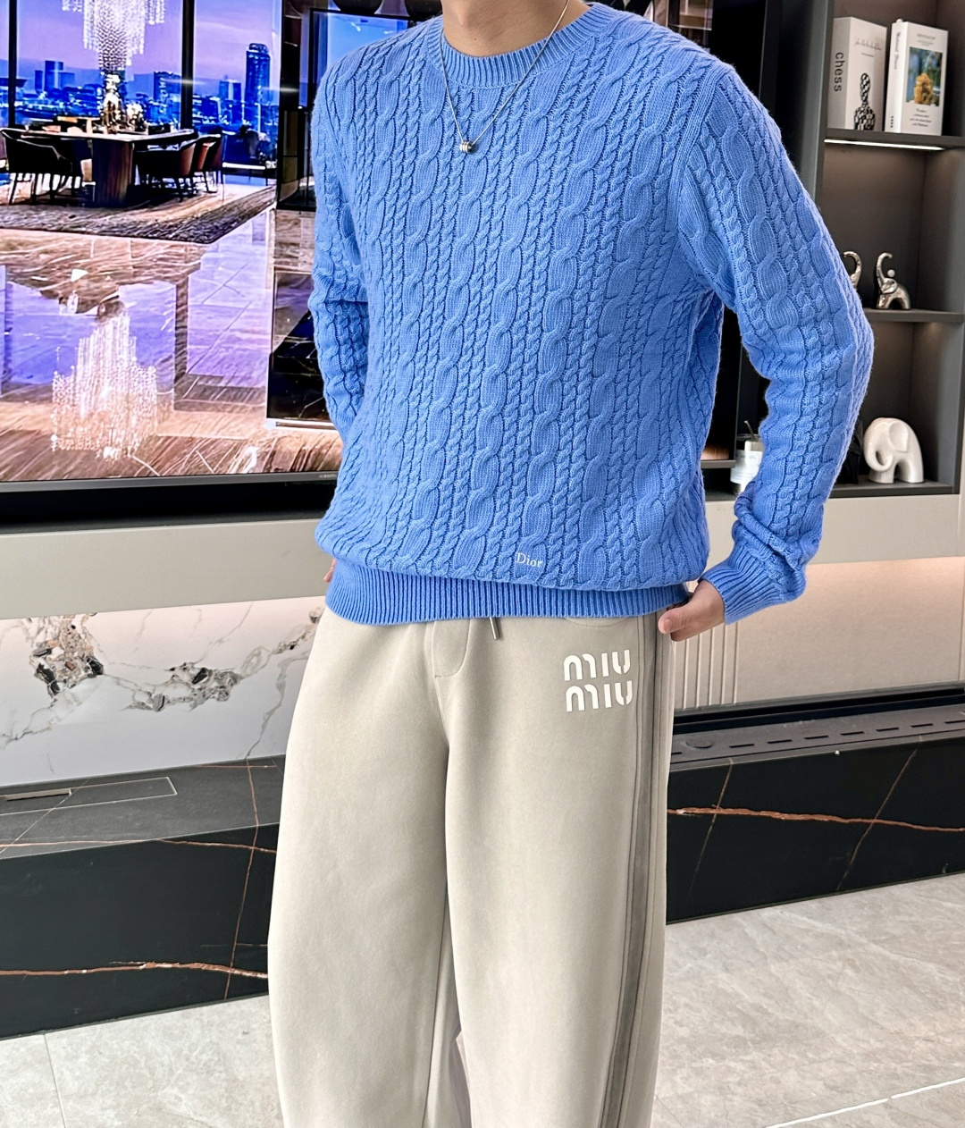 迪家 2025秋冬最新扭绳绞花男士圆领毛衣，采用澳洲进口羊毛倾心织就，通体装饰时尚大气的大号扭绳绞花，立