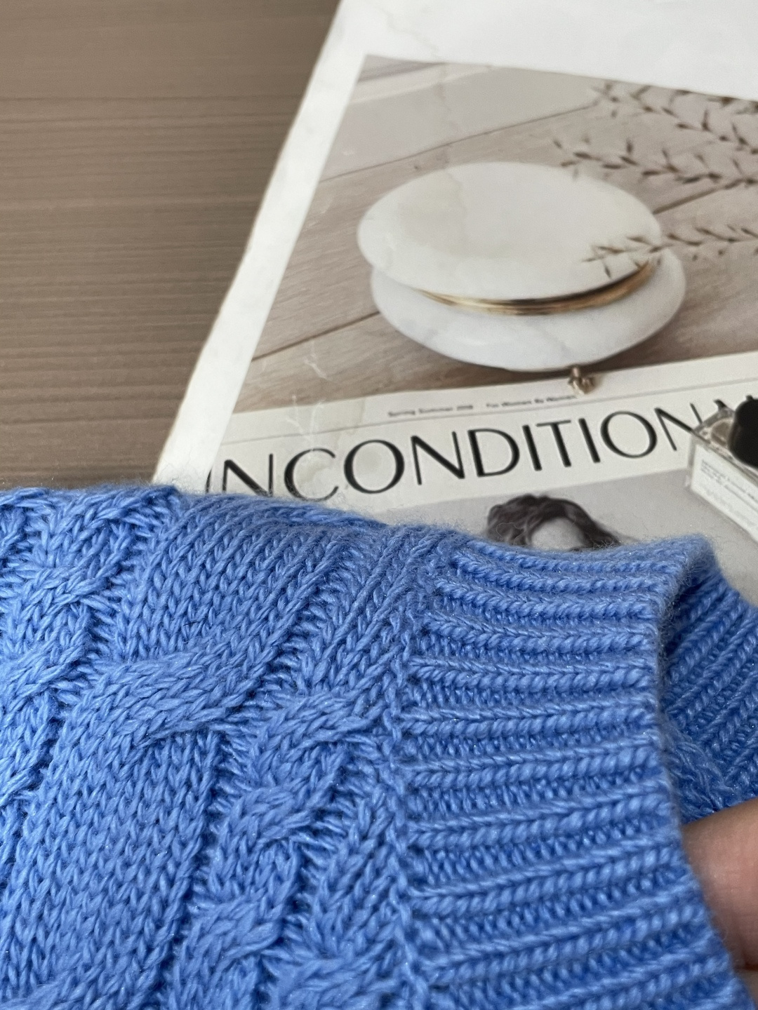 迪家 2025秋冬最新扭绳绞花男士圆领毛衣，采用澳洲进口羊毛倾心织就，通体装饰时尚大气的大号扭绳绞花，立