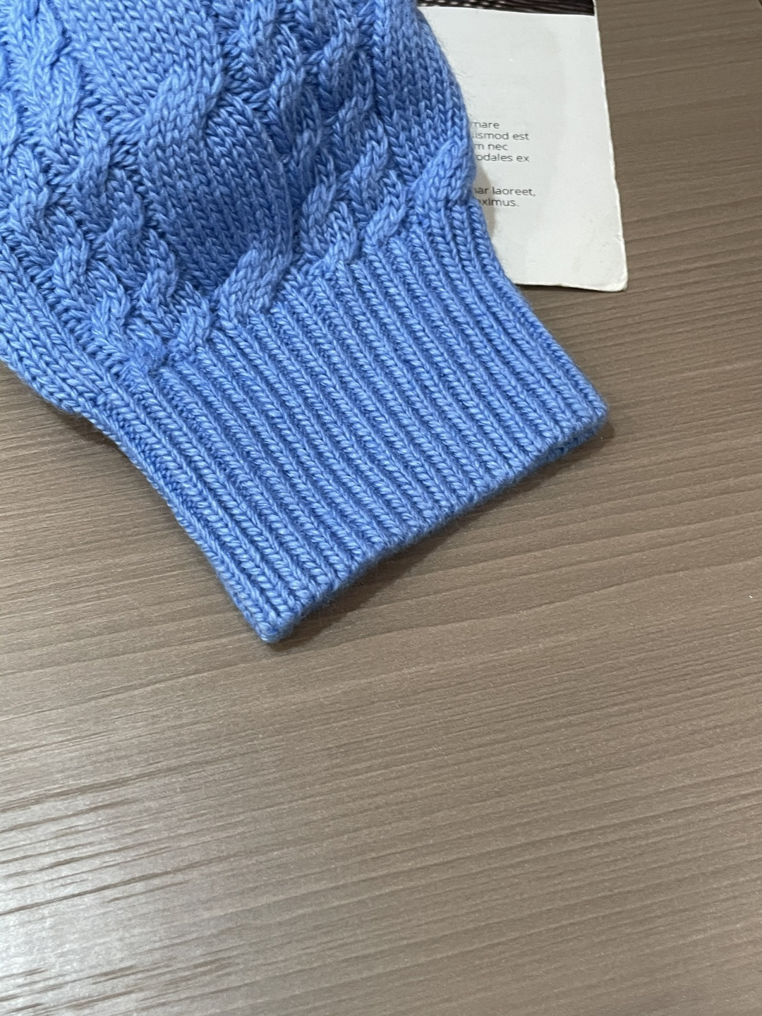 迪家 2025秋冬最新扭绳绞花男士圆领毛衣，采用澳洲进口羊毛倾心织就，通体装饰时尚大气的大号扭绳绞花，立