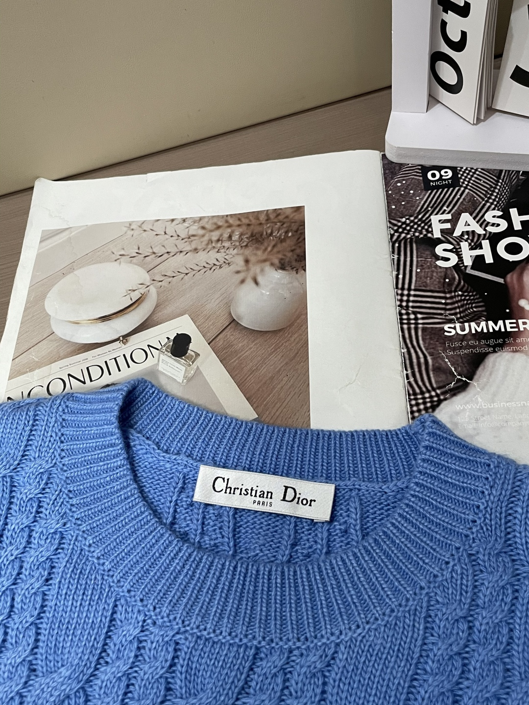 迪家 2025秋冬最新扭绳绞花男士圆领毛衣，采用澳洲进口羊毛倾心织就，通体装饰时尚大气的大号扭绳绞花，立