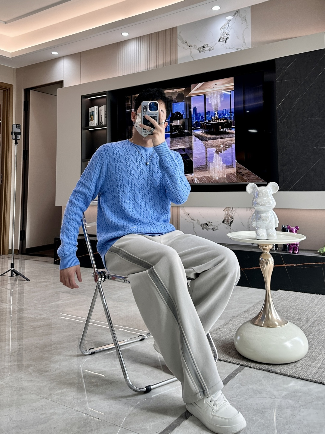 迪家 2025秋冬最新扭绳绞花男士圆领毛衣，采用澳洲进口羊毛倾心织就，通体装饰时尚大气的大号扭绳绞花，立