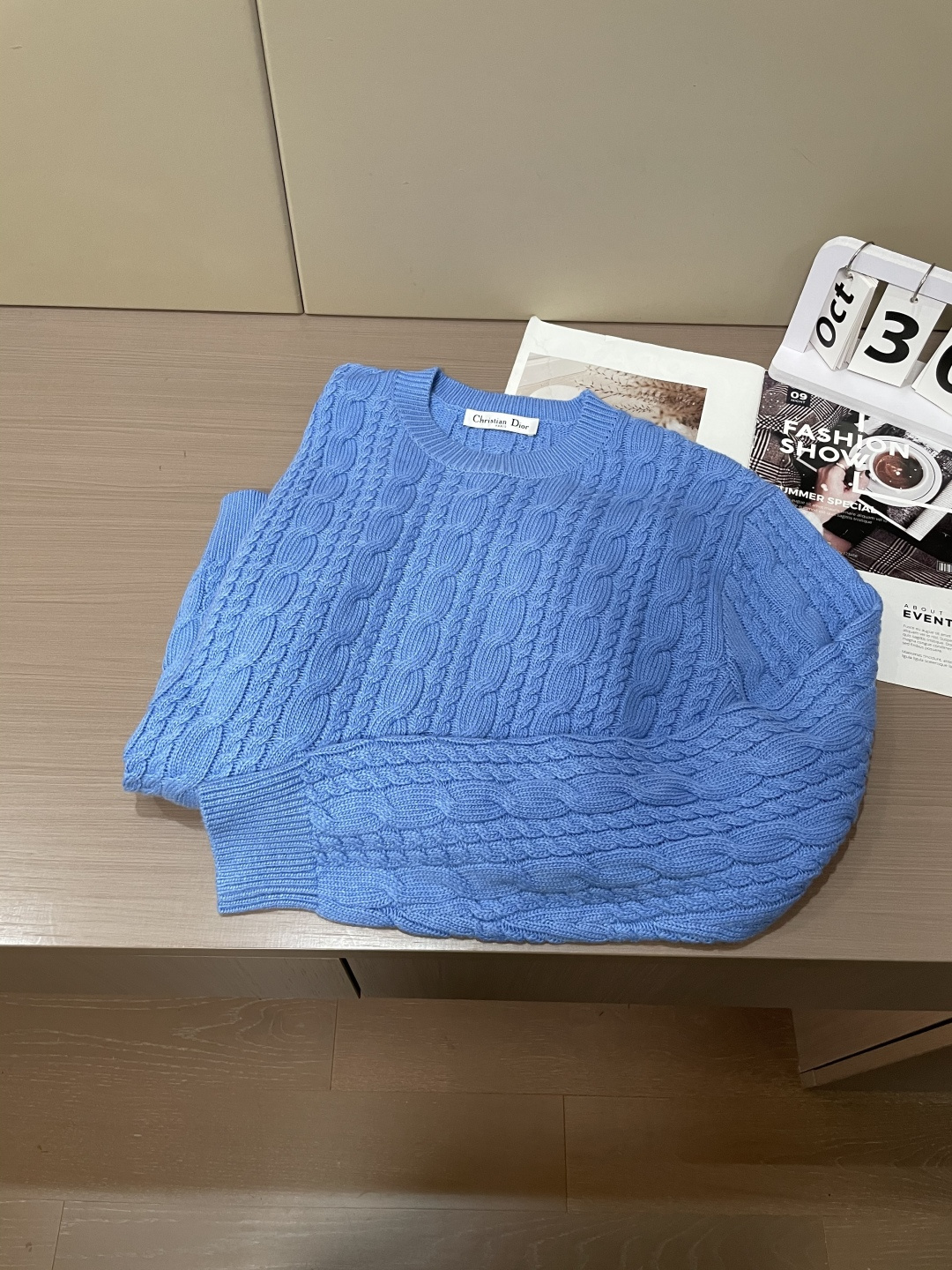 迪家 2025秋冬最新扭绳绞花男士圆领毛衣，采用澳洲进口羊毛倾心织就，通体装饰时尚大气的大号扭绳绞花，立