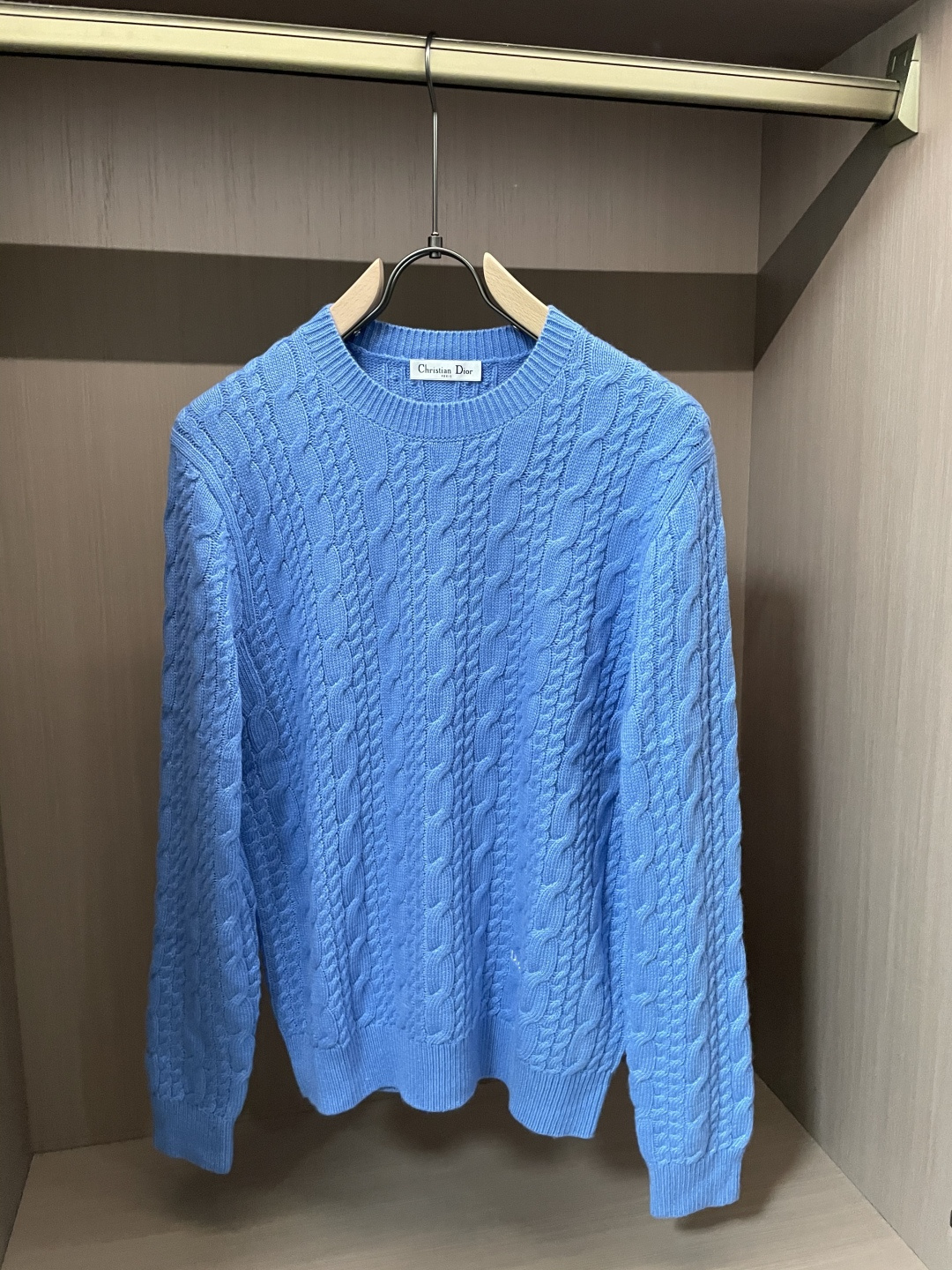 迪家 2025秋冬最新扭绳绞花男士圆领毛衣，采用澳洲进口羊毛倾心织就，通体装饰时尚大气的大号扭绳绞花，立