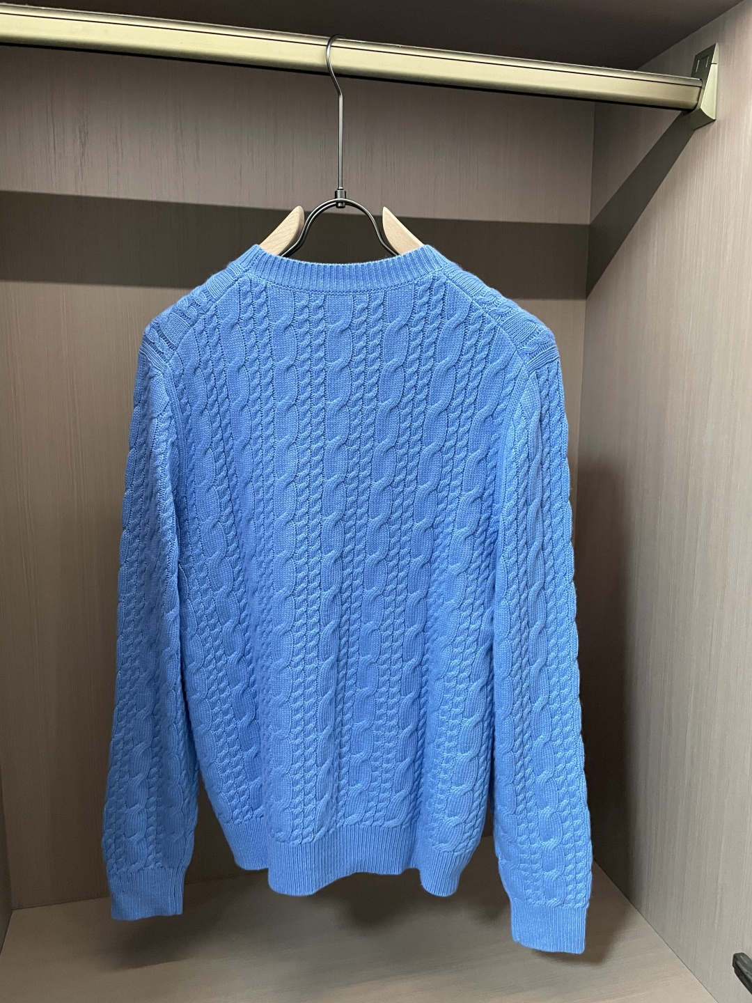 迪家 2025秋冬最新扭绳绞花男士圆领毛衣，采用澳洲进口羊毛倾心织就，通体装饰时尚大气的大号扭绳绞花，立