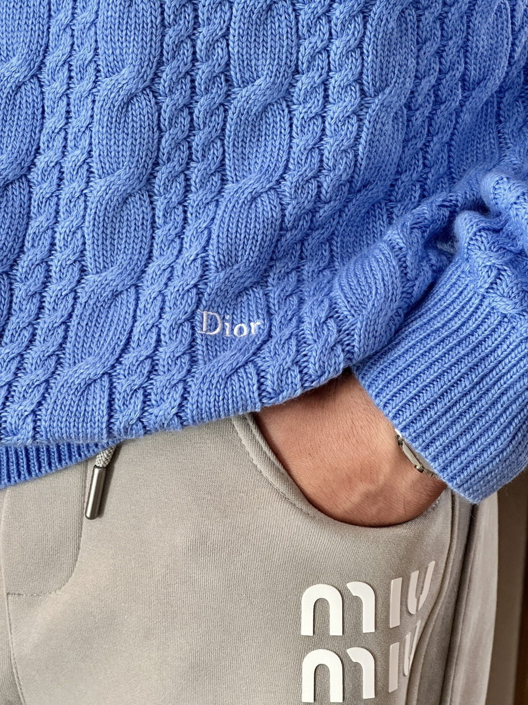 迪家 2025秋冬最新扭绳绞花男士圆领毛衣，采用澳洲进口羊毛倾心织就，通体装饰时尚大气的大号扭绳绞花，立