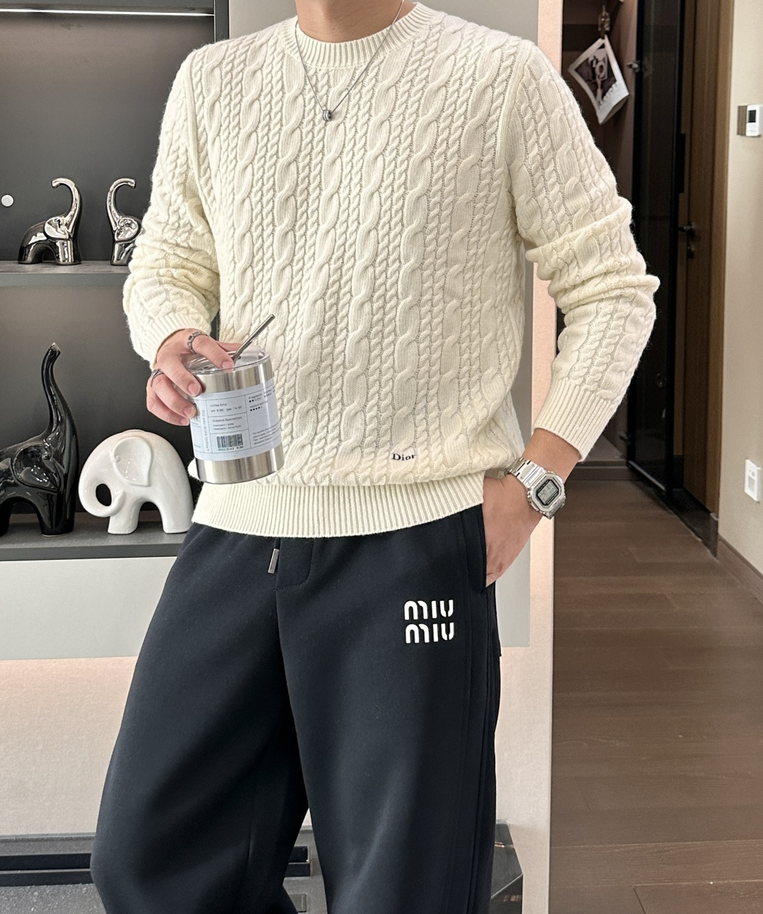 NO:644552,.Dijia  2025 Autumn and Winter's latest twisted rope men's round neck sweater is woven with wool imported from Australia. The whole body is decorated with fashionable and elegant large twisted rope. It has a strong three-dimensional effect and is matched with the iconic letter embroidery logo on the left side of the hem. It is highly brand-identifiable. The upper body is simple and fashionable, elegant and elegant, with connotation and taste. It is recommended to wear it with a shirt and khaki trousers to add an urban and modern feel to the college style; the version is loose and elastic, and can be easily worn by any body type.  Yu, the upper body brings a lazy and casual literary and masculine temperament. The material is merino wool, which has a delicate and soft feel, comfortable and skin-friendly. The upper body has a particularly good three-dimensional sense. It does not feel pinched when worn close to the body. The drape is also great, and it does not cause pilling after being worn for a long time.  No deformation. Sizes M-3XL (the model is 172 cm and 148 pounds and tries on size L, which is suitable). 3 colors: black, off-white, colorful orchid, dior, sweaters, shirts, alexander  wang19860909. 迪家 2025秋冬最新扭绳绞花男士圆领毛衣,采用澳洲进口羊毛倾心织就,通体装饰时尚大气的大号扭绳绞花,立体感超强,搭配下摆左侧标志性字母刺绣Logo,极具品牌标识度,上身简约而时尚,斯文雅致,有内涵有品位,建议搭配衬衫,卡其长裤穿着,为学院风尚添上都市摩登感；版型偏宽松,弹性好,任何身材都能轻松驾驭,上身带来慵懒随性的文艺范儿男神气质.面料美利奴羊毛,手感细腻柔软,舒适亲肤,上身立体感特别好,贴身穿着也毫无扎感,垂坠感也超赞,久穿久洗不起球不变形.尺码M-3XL（模特172厘米148斤试穿L码合适）3个颜色黑色,米白,彩兰,,dior,sweaters,shirts,alexander wang,Men's clothing