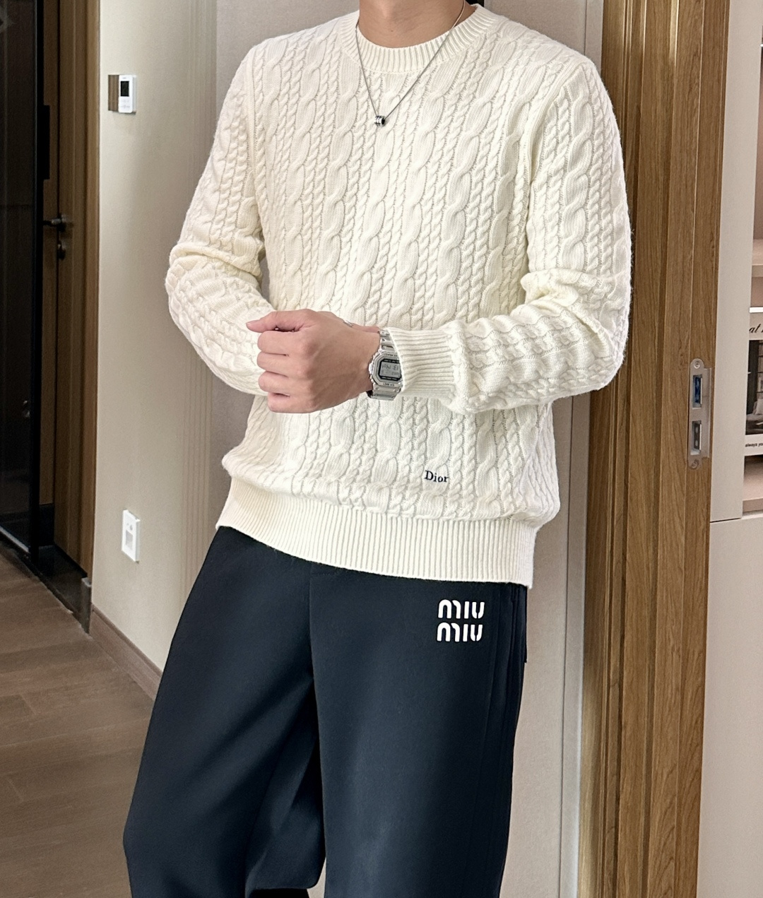 迪家 2025秋冬最新扭绳绞花男士圆领毛衣，采用澳洲进口羊毛倾心织就，通体装饰时尚大气的大号扭绳绞花，立