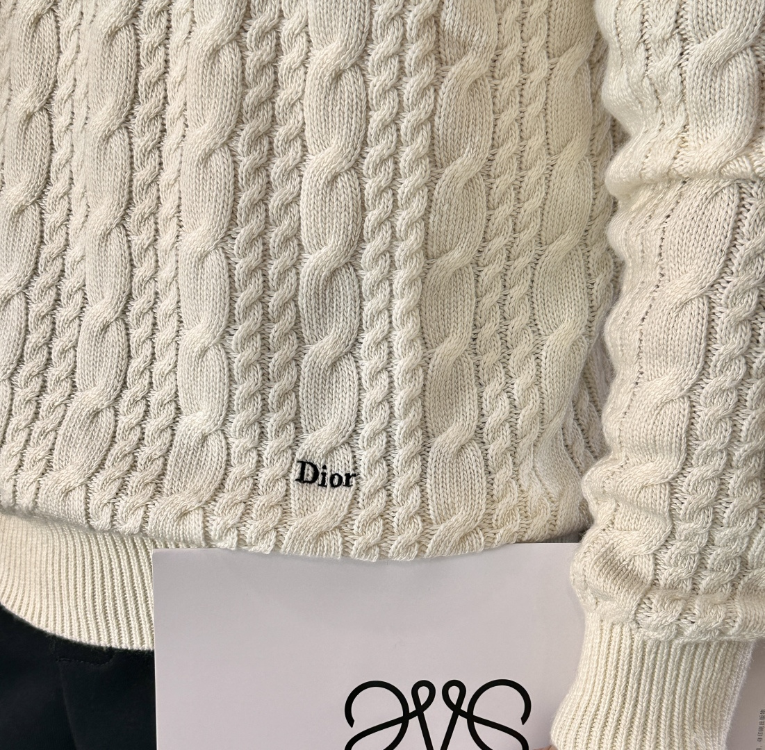 迪家 2025秋冬最新扭绳绞花男士圆领毛衣，采用澳洲进口羊毛倾心织就，通体装饰时尚大气的大号扭绳绞花，立