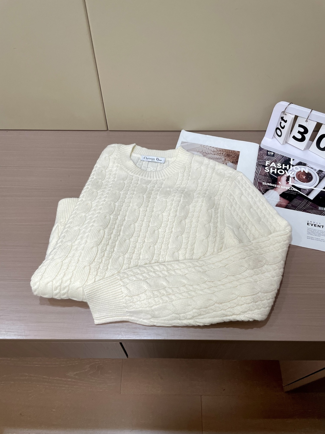 迪家 2025秋冬最新扭绳绞花男士圆领毛衣，采用澳洲进口羊毛倾心织就，通体装饰时尚大气的大号扭绳绞花，立