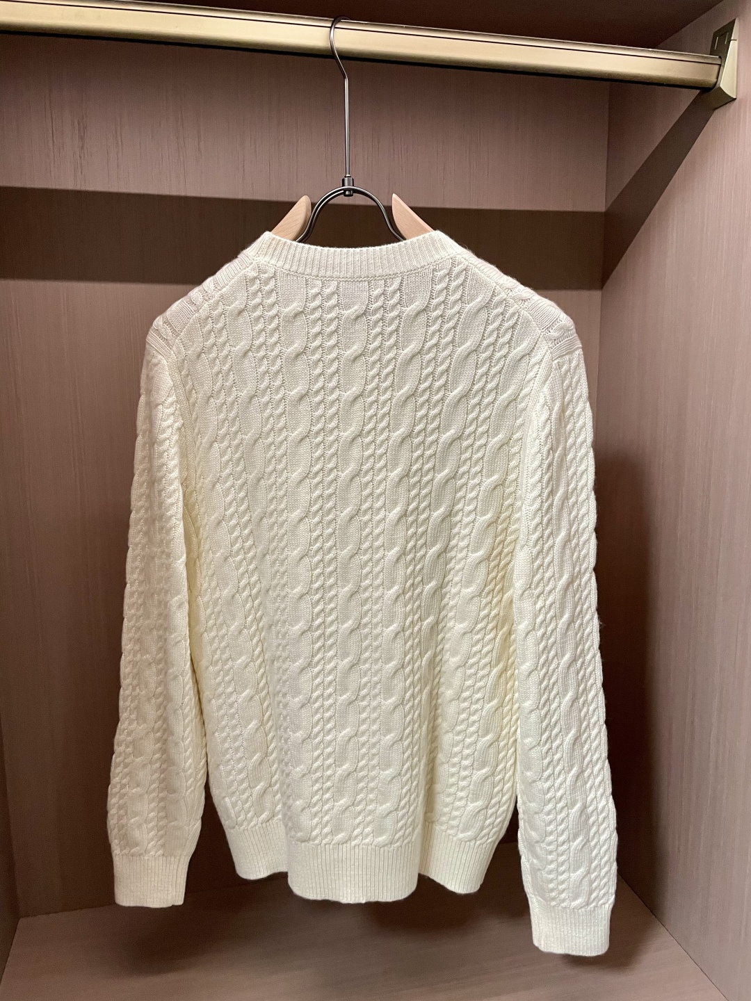 迪家 2025秋冬最新扭绳绞花男士圆领毛衣，采用澳洲进口羊毛倾心织就，通体装饰时尚大气的大号扭绳绞花，立