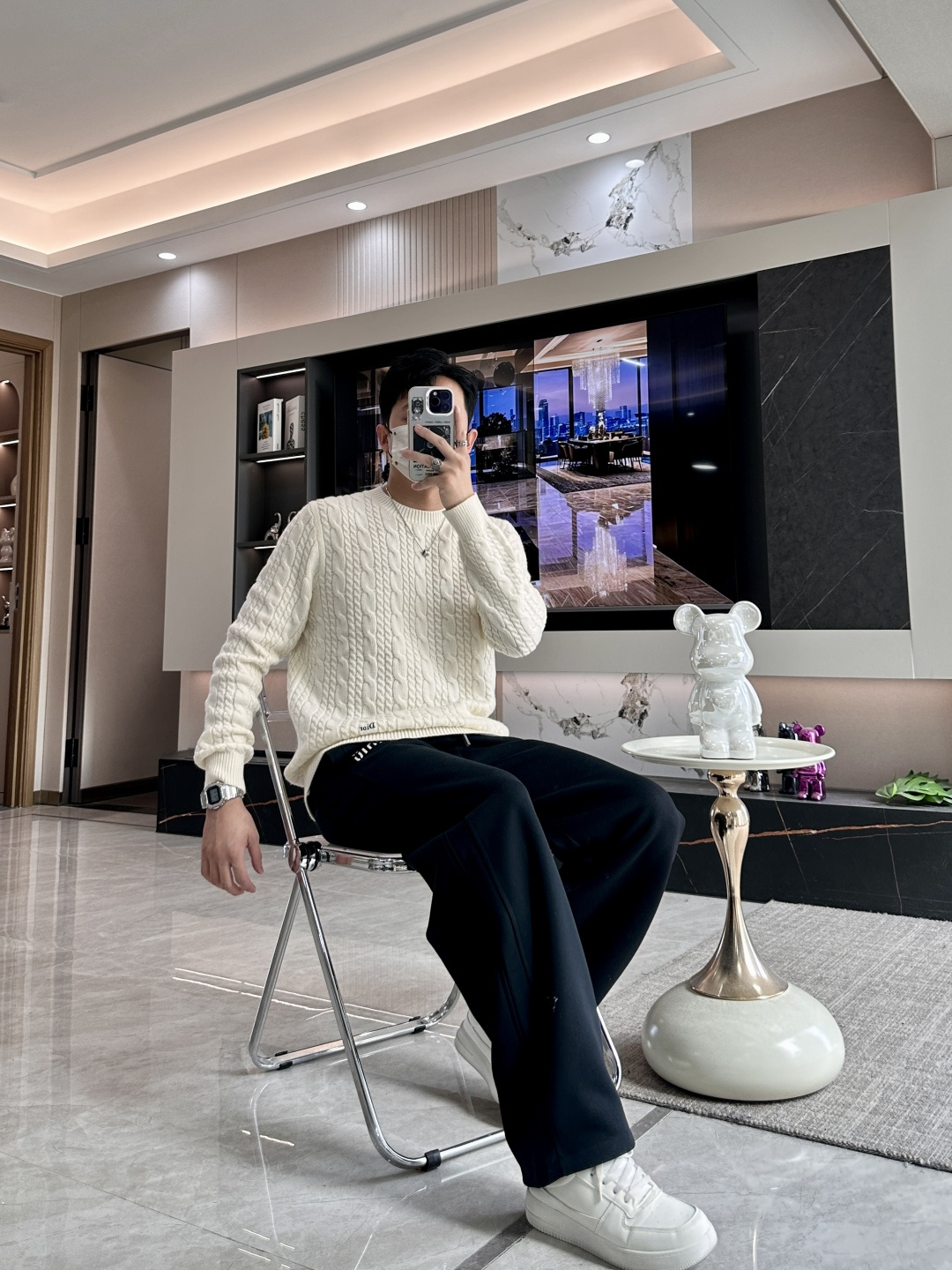 迪家 2025秋冬最新扭绳绞花男士圆领毛衣，采用澳洲进口羊毛倾心织就，通体装饰时尚大气的大号扭绳绞花，立