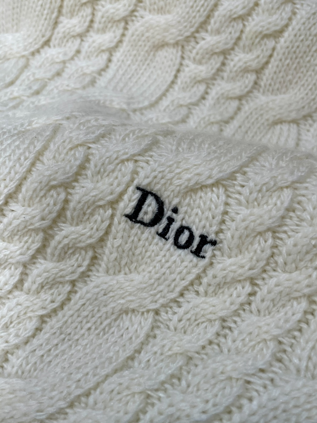 迪家 2025秋冬最新扭绳绞花男士圆领毛衣，采用澳洲进口羊毛倾心织就，通体装饰时尚大气的大号扭绳绞花，立