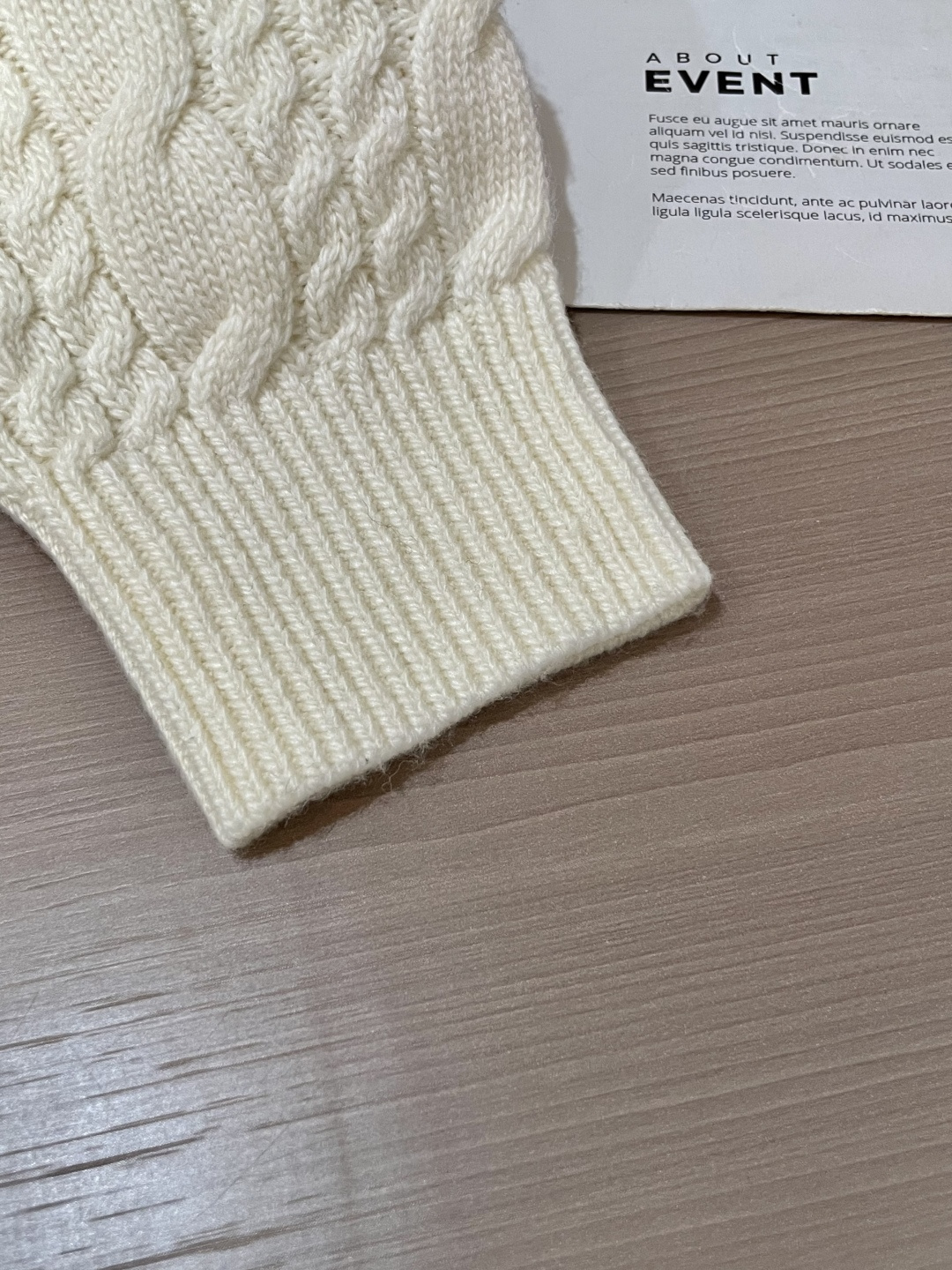 迪家 2025秋冬最新扭绳绞花男士圆领毛衣，采用澳洲进口羊毛倾心织就，通体装饰时尚大气的大号扭绳绞花，立