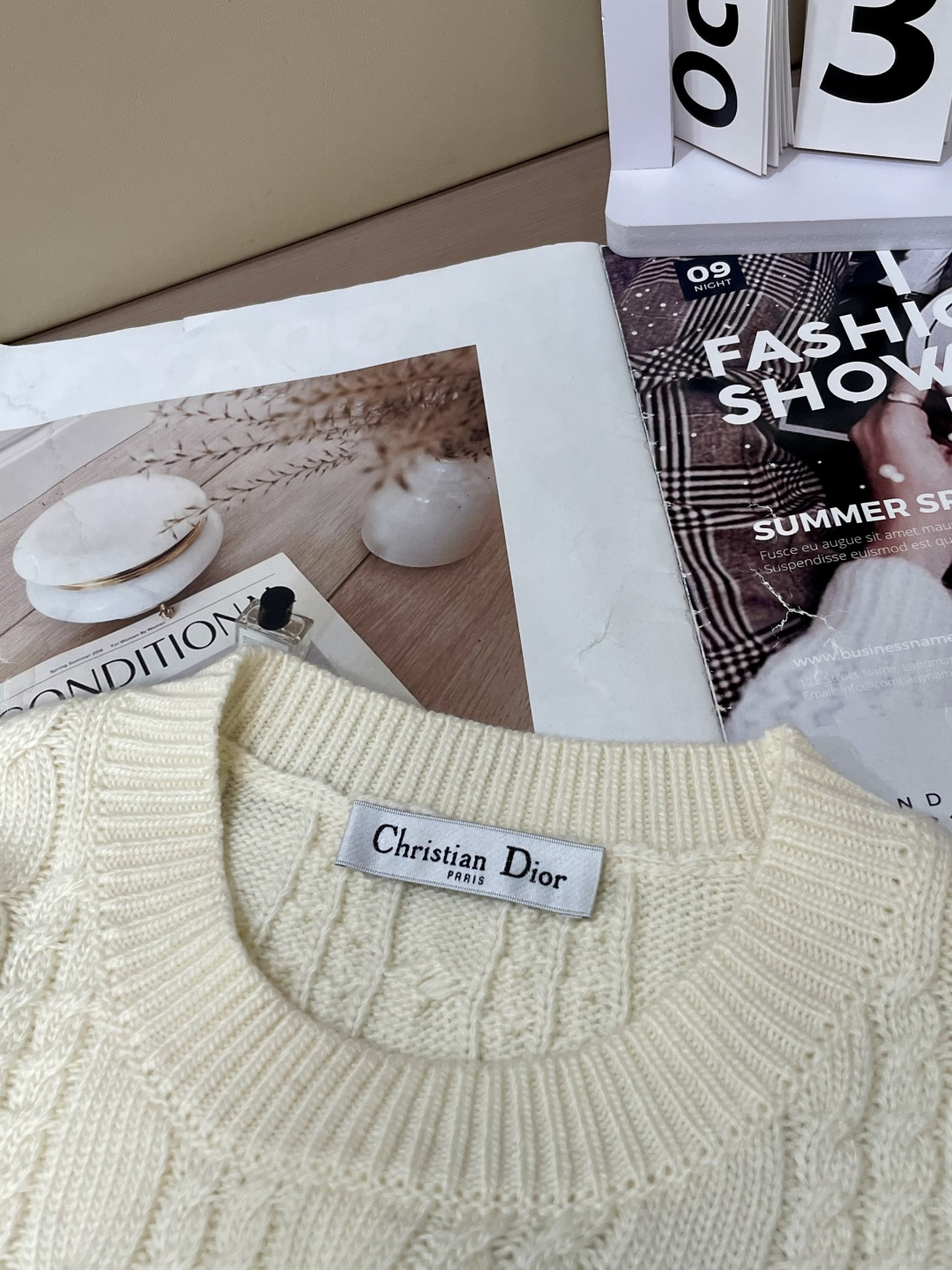 迪家 2025秋冬最新扭绳绞花男士圆领毛衣，采用澳洲进口羊毛倾心织就，通体装饰时尚大气的大号扭绳绞花，立