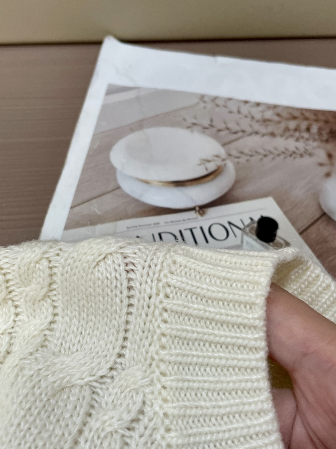 迪家 2025秋冬最新扭绳绞花男士圆领毛衣，采用澳洲进口羊毛倾心织就，通体装饰时尚大气的大号扭绳绞花，立