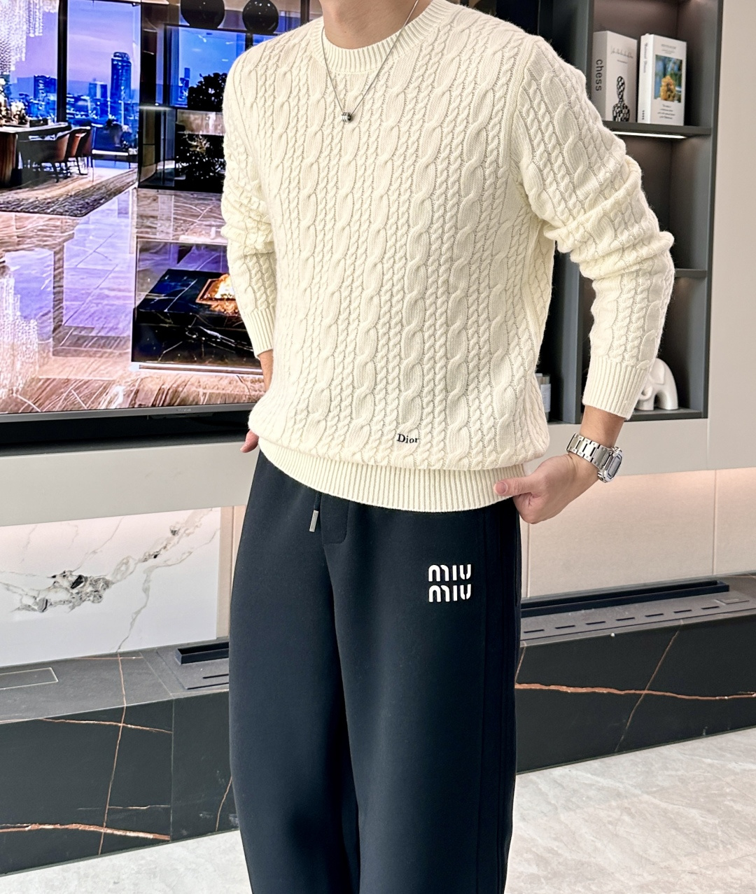 迪家 2025秋冬最新扭绳绞花男士圆领毛衣，采用澳洲进口羊毛倾心织就，通体装饰时尚大气的大号扭绳绞花，立