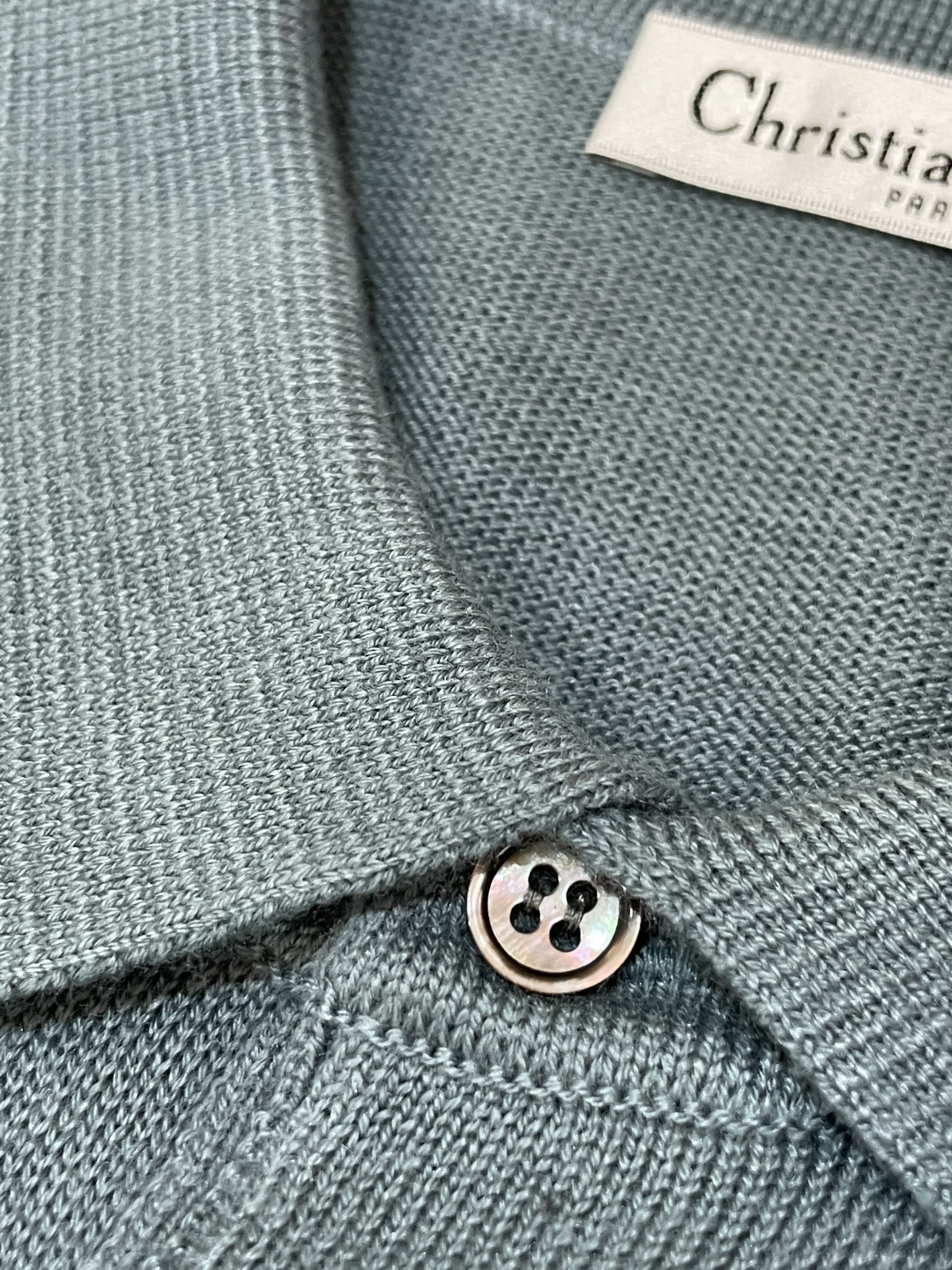 迪家 2025秋冬最新经典小蜜蜂绣标男士翻领长袖针织衫，精选针织棉➕羊毛混纺面料制成， 60支超柔长绒棉