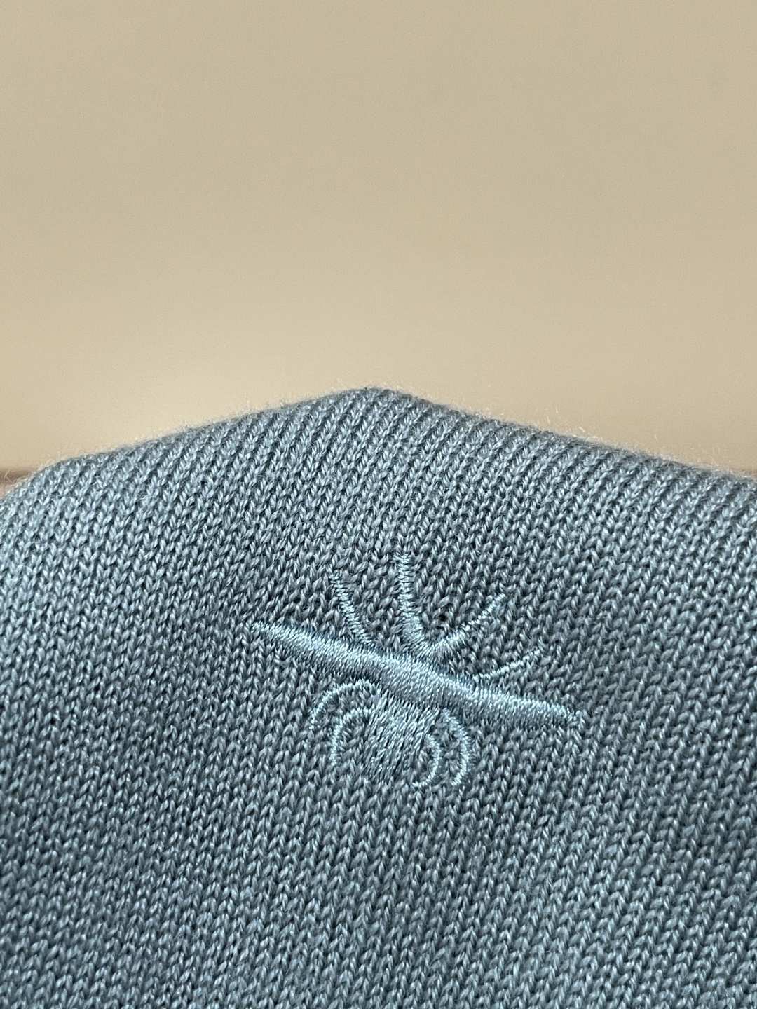 迪家 2025秋冬最新经典小蜜蜂绣标男士翻领长袖针织衫，精选针织棉➕羊毛混纺面料制成， 60支超柔长绒棉