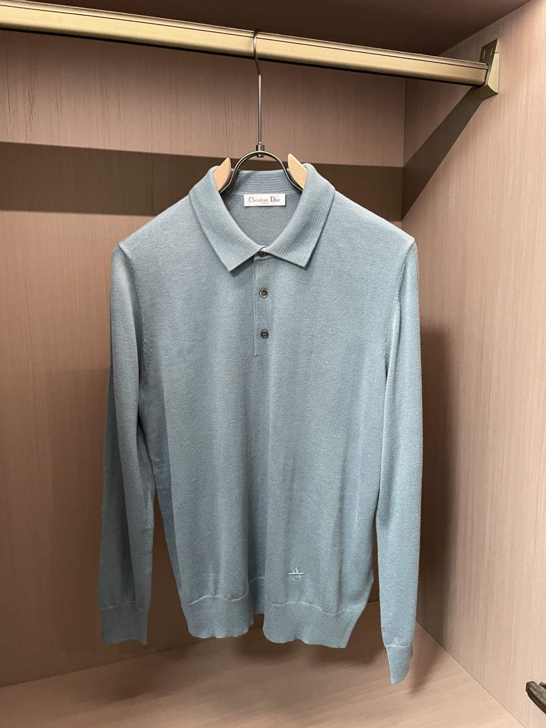 迪家 2025秋冬最新经典小蜜蜂绣标男士翻领长袖针织衫，精选针织棉➕羊毛混纺面料制成， 60支超柔长绒棉