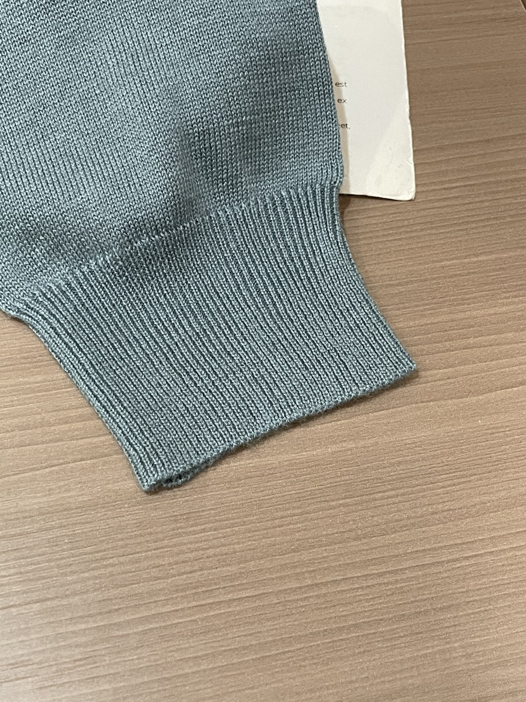 迪家 2025秋冬最新经典小蜜蜂绣标男士翻领长袖针织衫，精选针织棉➕羊毛混纺面料制成， 60支超柔长绒棉