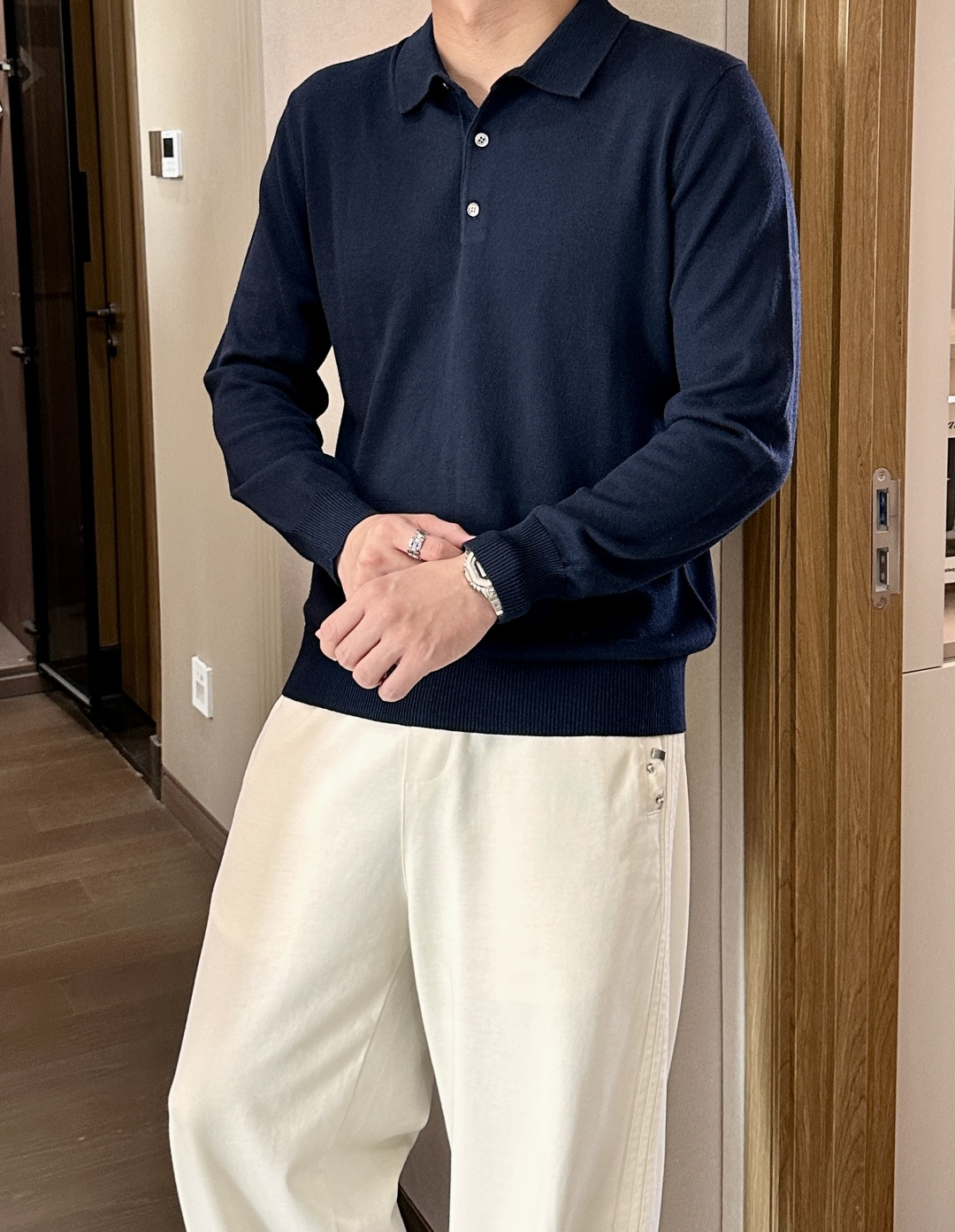 迪家 2025秋冬最新经典小蜜蜂绣标男士翻领长袖针织衫，精选针织棉➕羊毛混纺面料制成， 60支超柔长绒棉