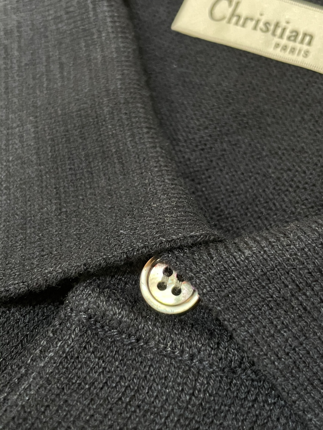 迪家 2025秋冬最新经典小蜜蜂绣标男士翻领长袖针织衫，精选针织棉➕羊毛混纺面料制成， 60支超柔长绒棉