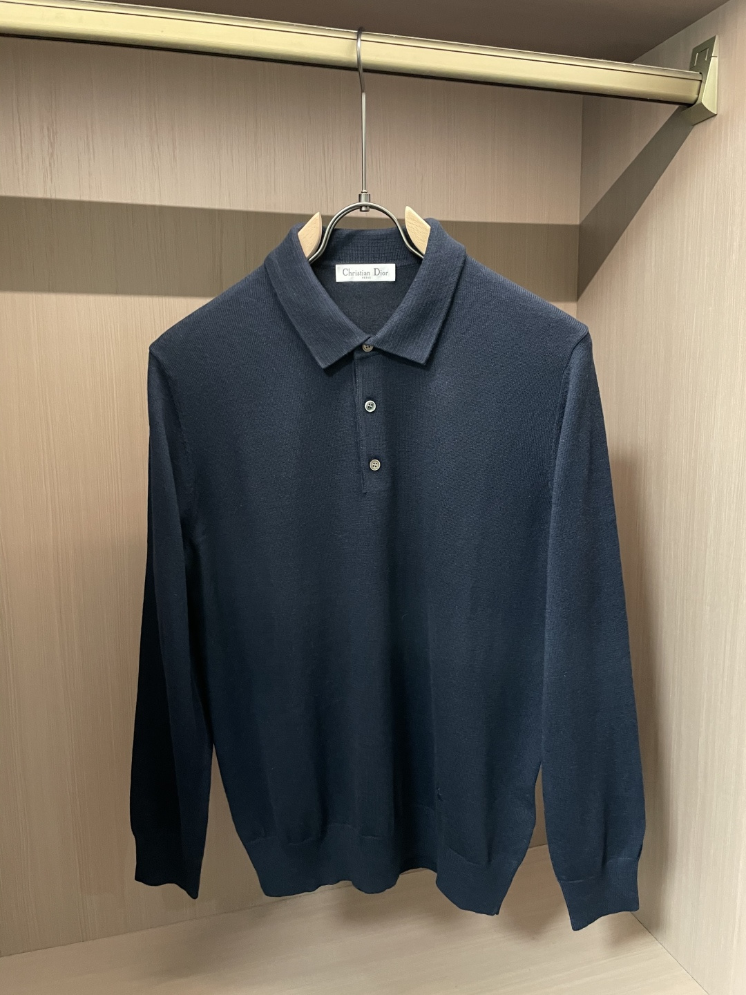 迪家 2025秋冬最新经典小蜜蜂绣标男士翻领长袖针织衫，精选针织棉➕羊毛混纺面料制成， 60支超柔长绒棉