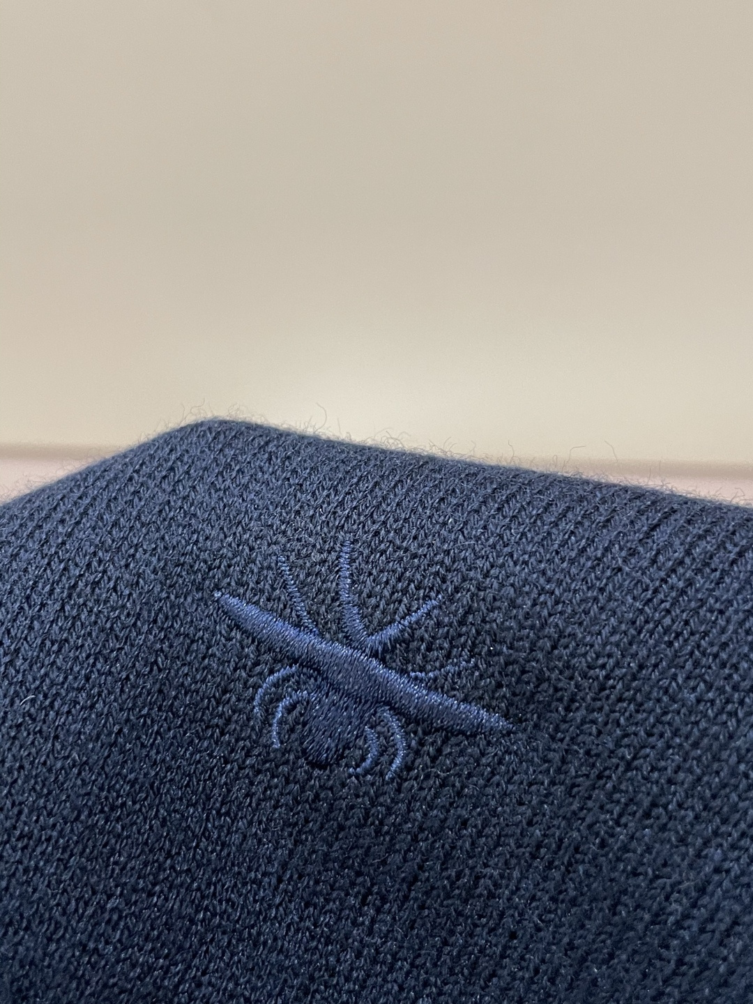 迪家 2025秋冬最新经典小蜜蜂绣标男士翻领长袖针织衫，精选针织棉➕羊毛混纺面料制成， 60支超柔长绒棉