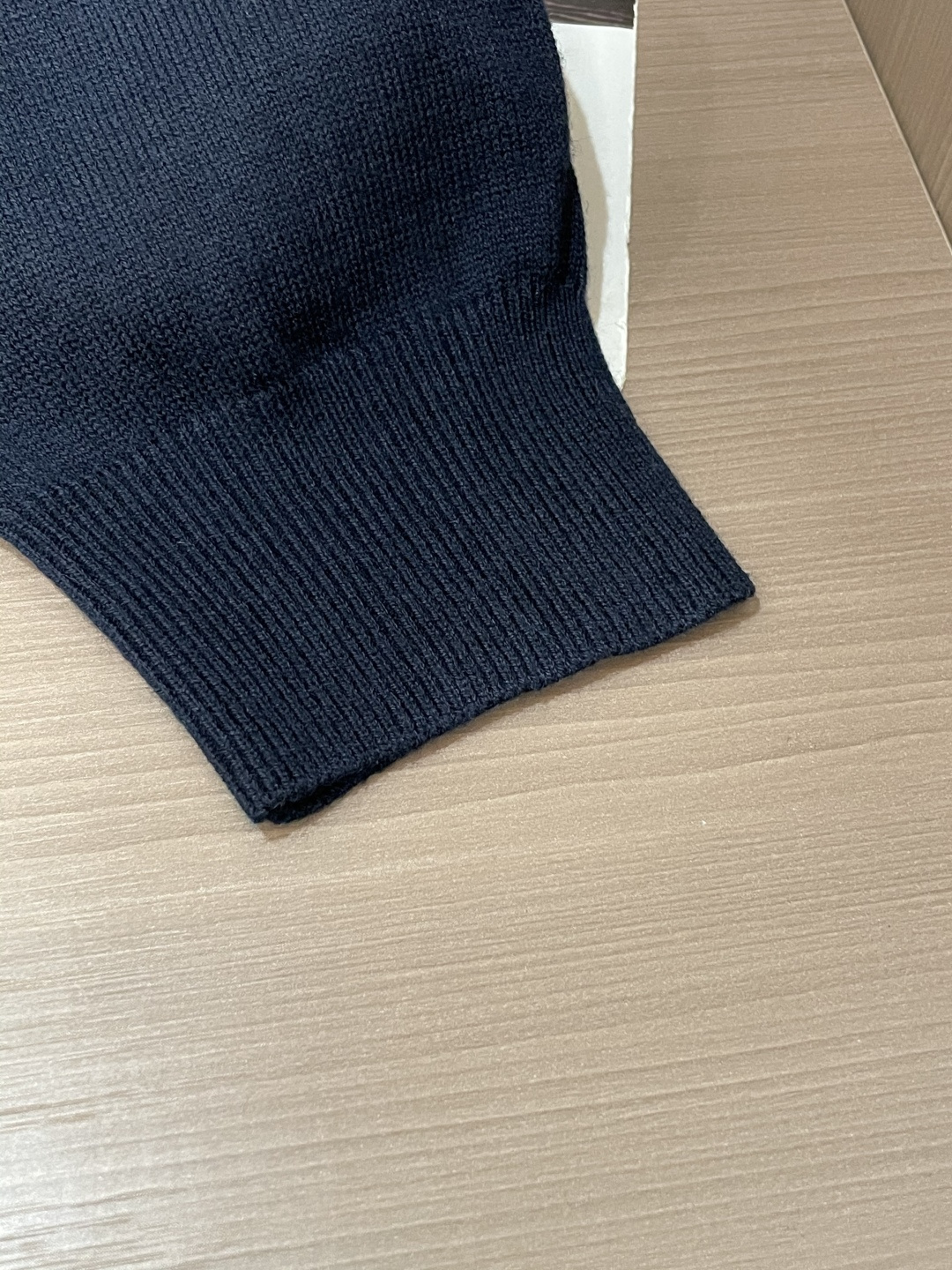 迪家 2025秋冬最新经典小蜜蜂绣标男士翻领长袖针织衫，精选针织棉➕羊毛混纺面料制成， 60支超柔长绒棉