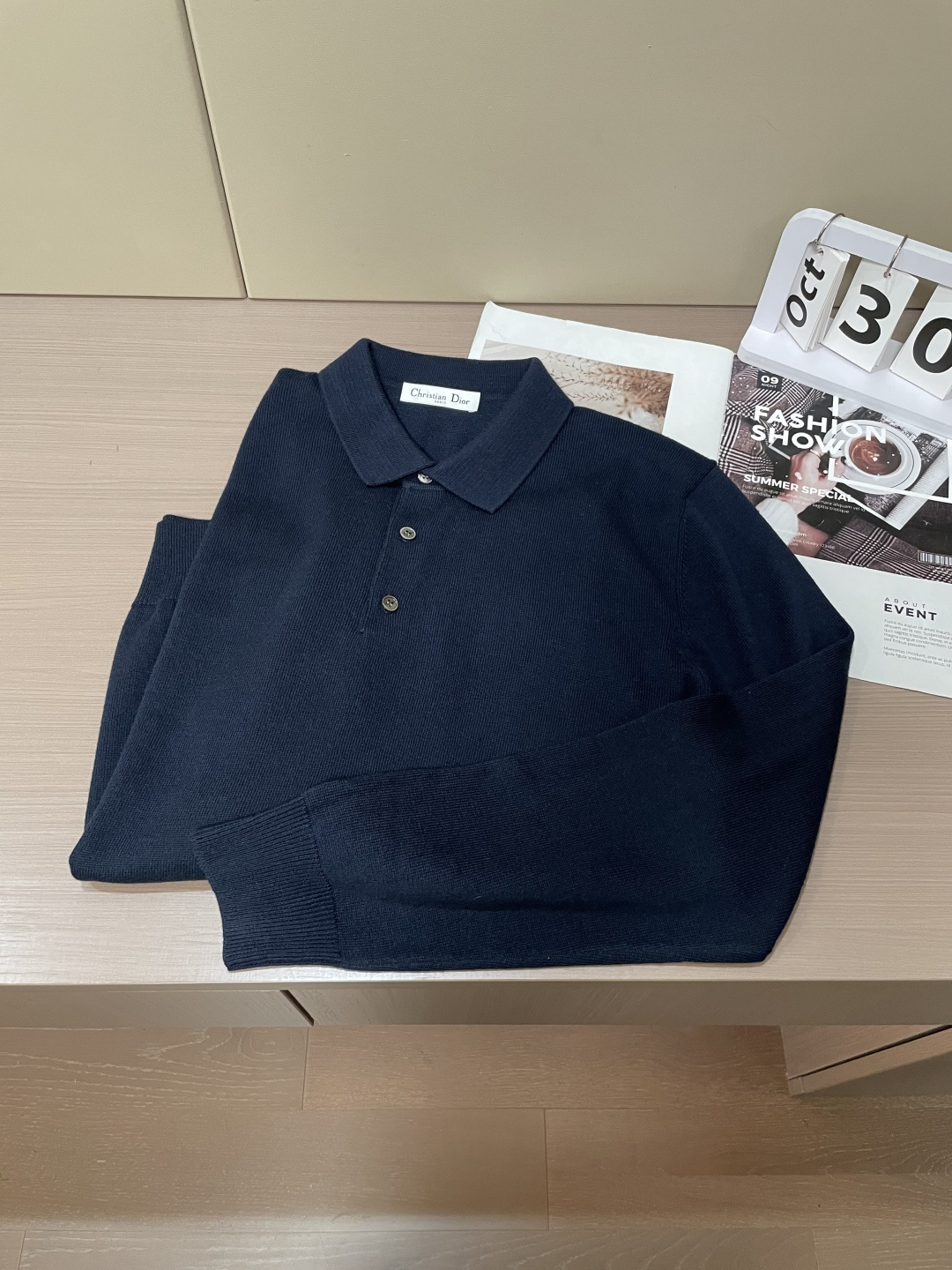 迪家 2025秋冬最新经典小蜜蜂绣标男士翻领长袖针织衫，精选针织棉➕羊毛混纺面料制成， 60支超柔长绒棉