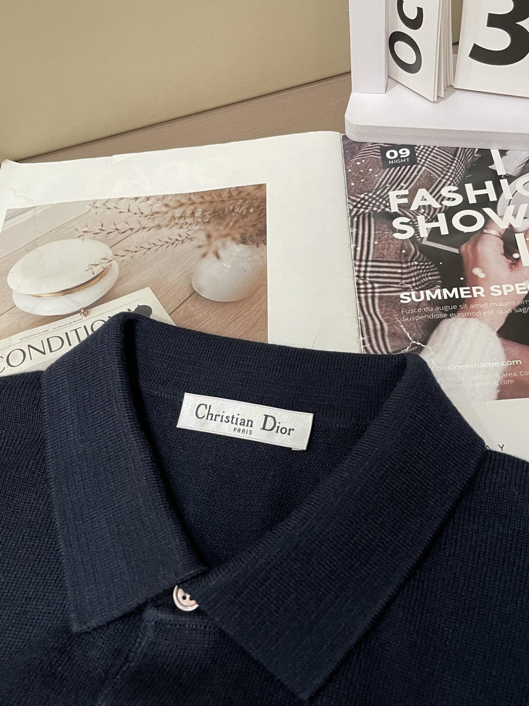 迪家 2025秋冬最新经典小蜜蜂绣标男士翻领长袖针织衫，精选针织棉➕羊毛混纺面料制成， 60支超柔长绒棉