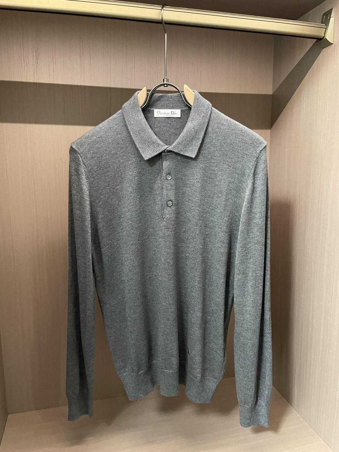 迪家 2025秋冬最新经典小蜜蜂绣标男士翻领长袖针织衫，精选针织棉➕羊毛混纺面料制成， 60支超柔长绒棉