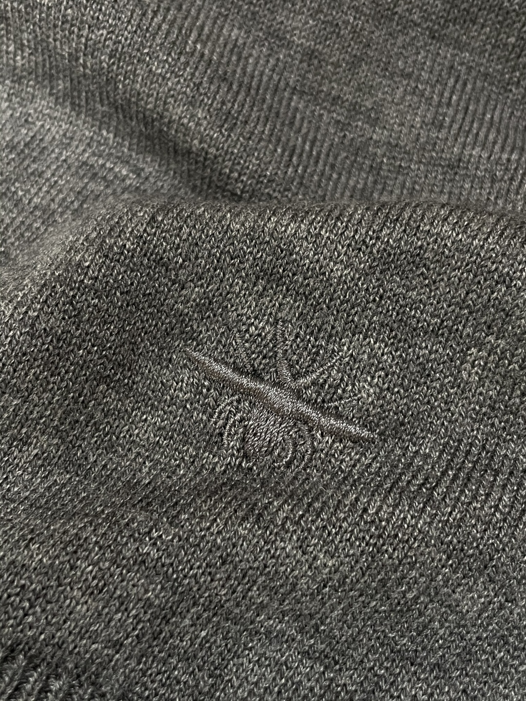 迪家 2025秋冬最新经典小蜜蜂绣标男士翻领长袖针织衫，精选针织棉➕羊毛混纺面料制成， 60支超柔长绒棉