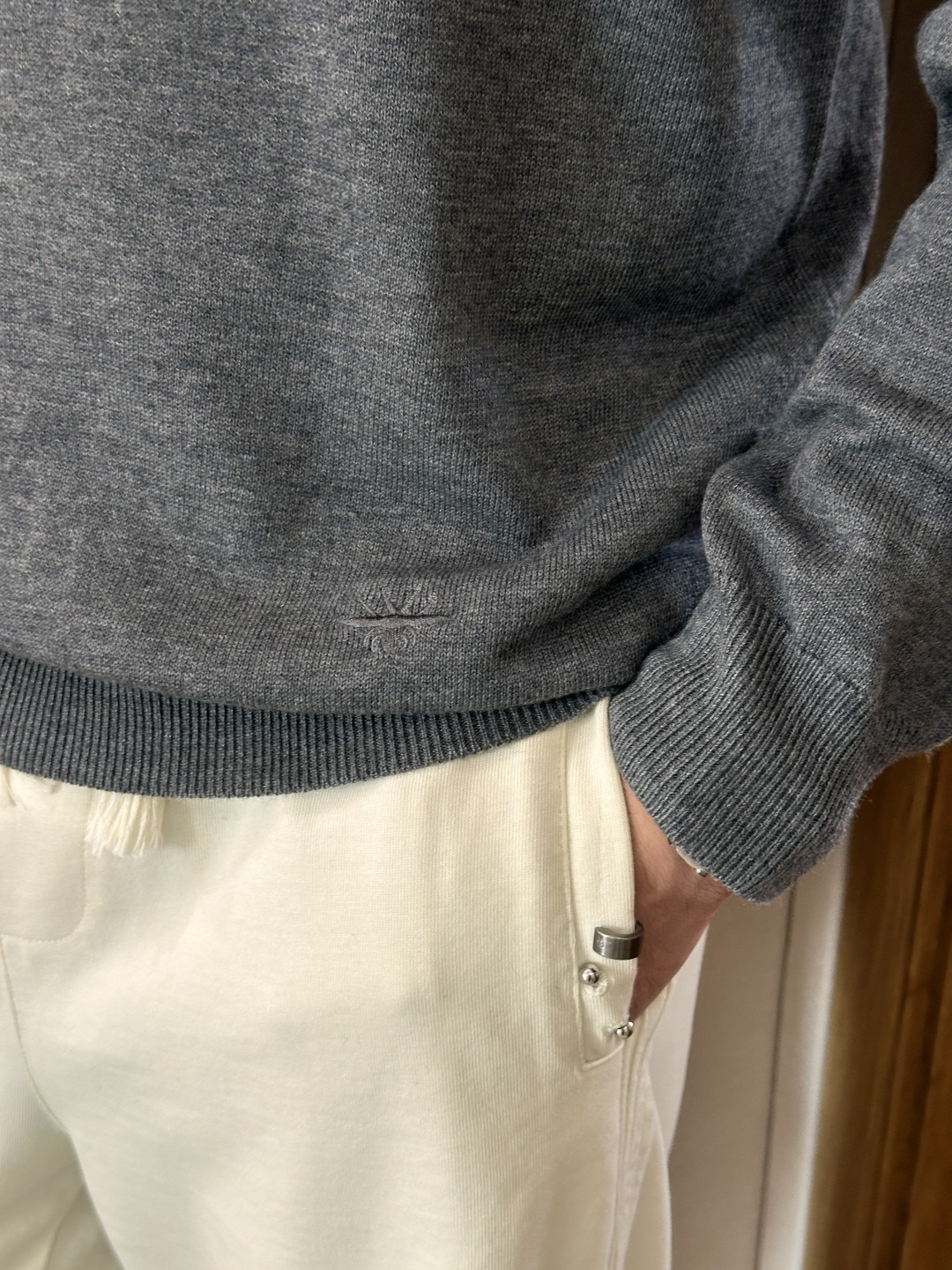 迪家 2025秋冬最新经典小蜜蜂绣标男士翻领长袖针织衫，精选针织棉➕羊毛混纺面料制成， 60支超柔长绒棉