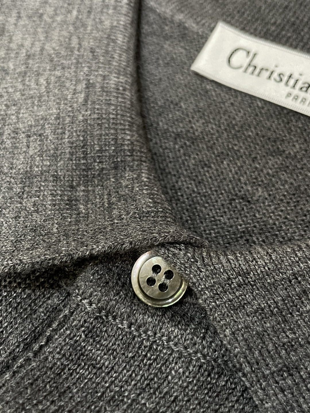 迪家 2025秋冬最新经典小蜜蜂绣标男士翻领长袖针织衫，精选针织棉➕羊毛混纺面料制成， 60支超柔长绒棉