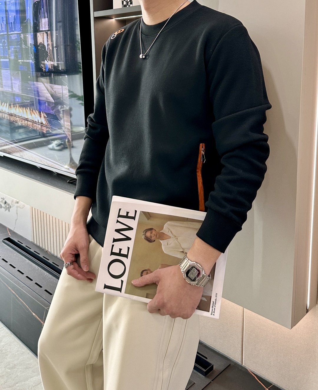 爱马家 2025秋冬最新橙色拉链男士羊绒圆领卫衣，传统圆领套头款式，右侧肩部极具代表性的“H”马扣刺绣，