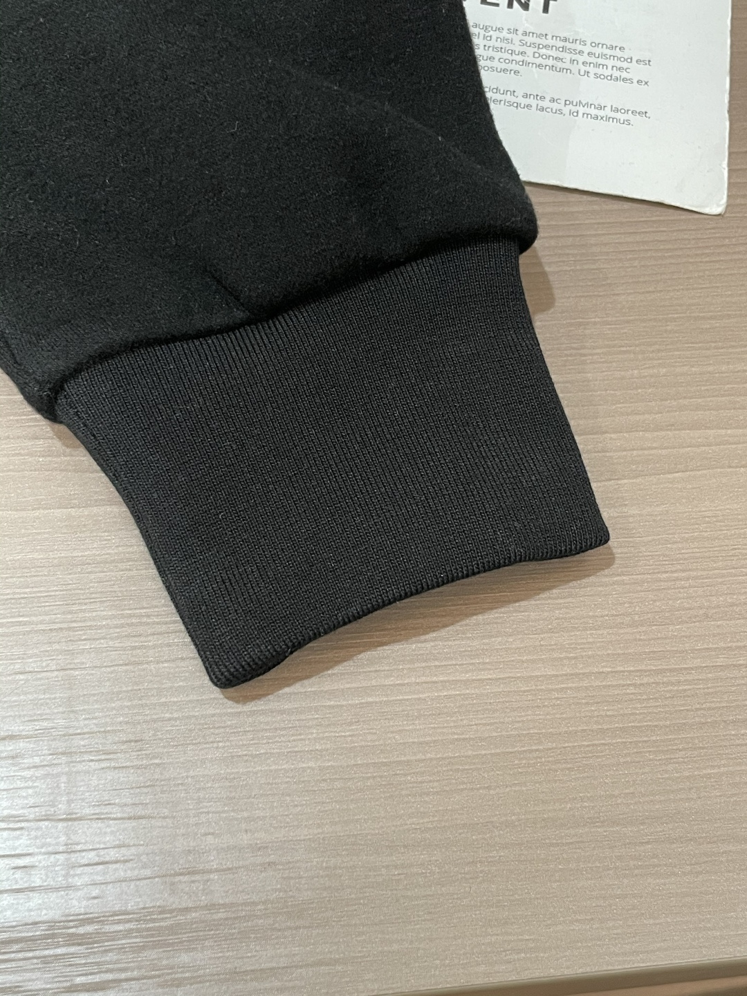 爱马家 2025秋冬最新橙色拉链男士羊绒圆领卫衣，传统圆领套头款式，右侧肩部极具代表性的“H”马扣刺绣，