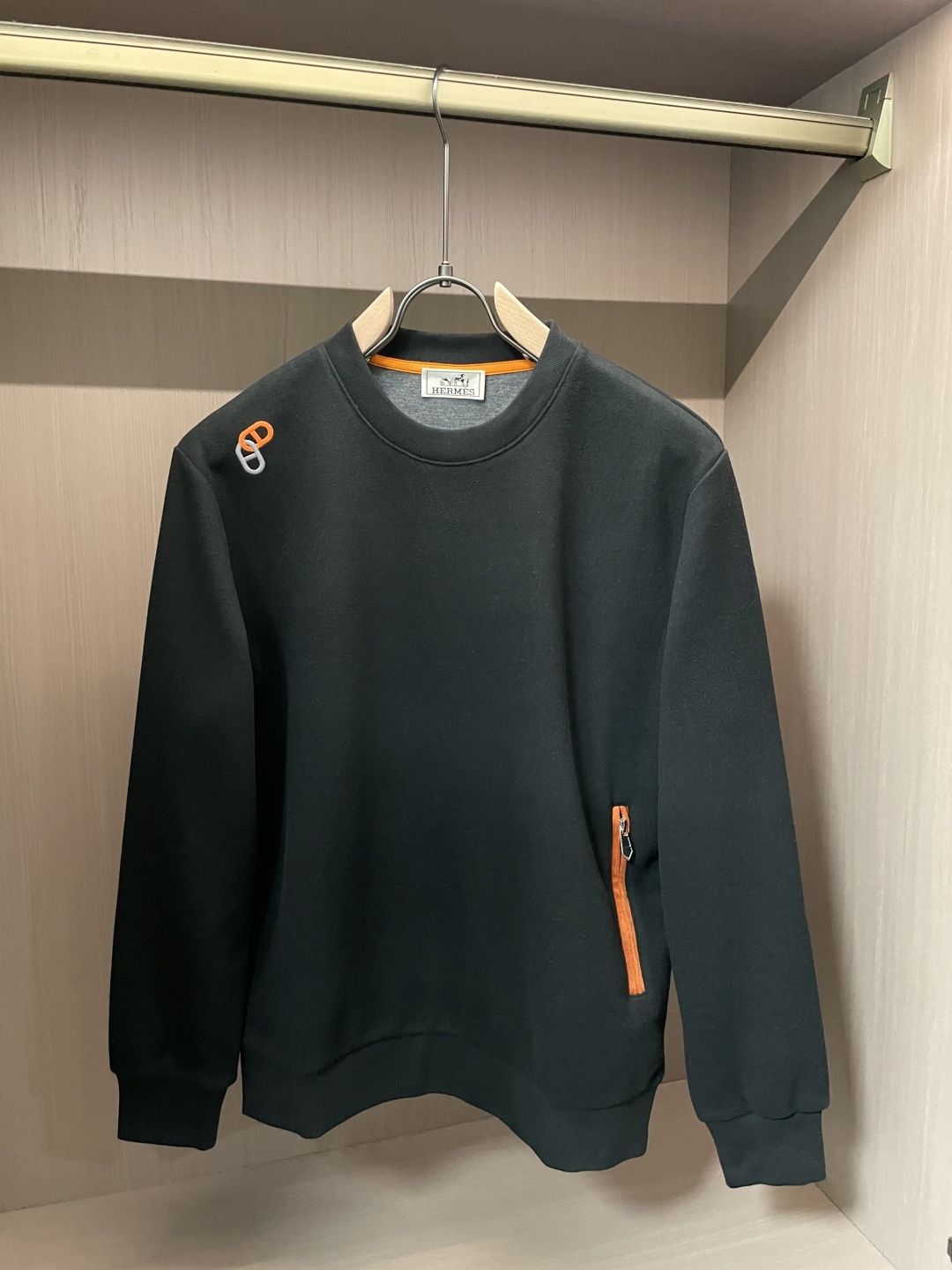 爱马家 2025秋冬最新橙色拉链男士羊绒圆领卫衣，传统圆领套头款式，右侧肩部极具代表性的“H”马扣刺绣，