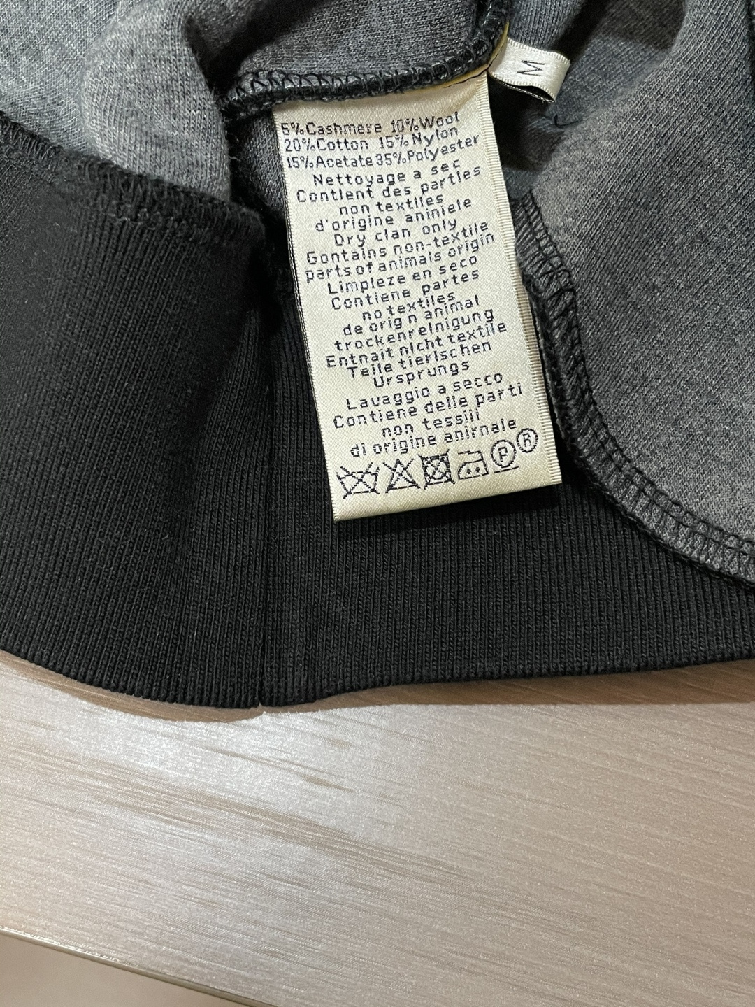 爱马家 2025秋冬最新橙色拉链男士羊绒圆领卫衣，传统圆领套头款式，右侧肩部极具代表性的“H”马扣刺绣，