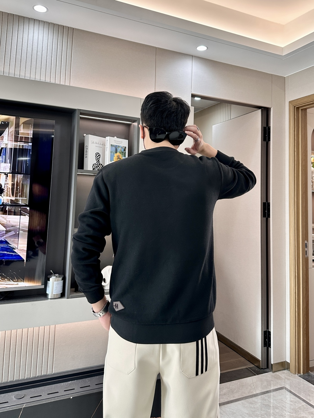 爱马家 2025秋冬最新橙色拉链男士羊绒圆领卫衣，传统圆领套头款式，右侧肩部极具代表性的“H”马扣刺绣，