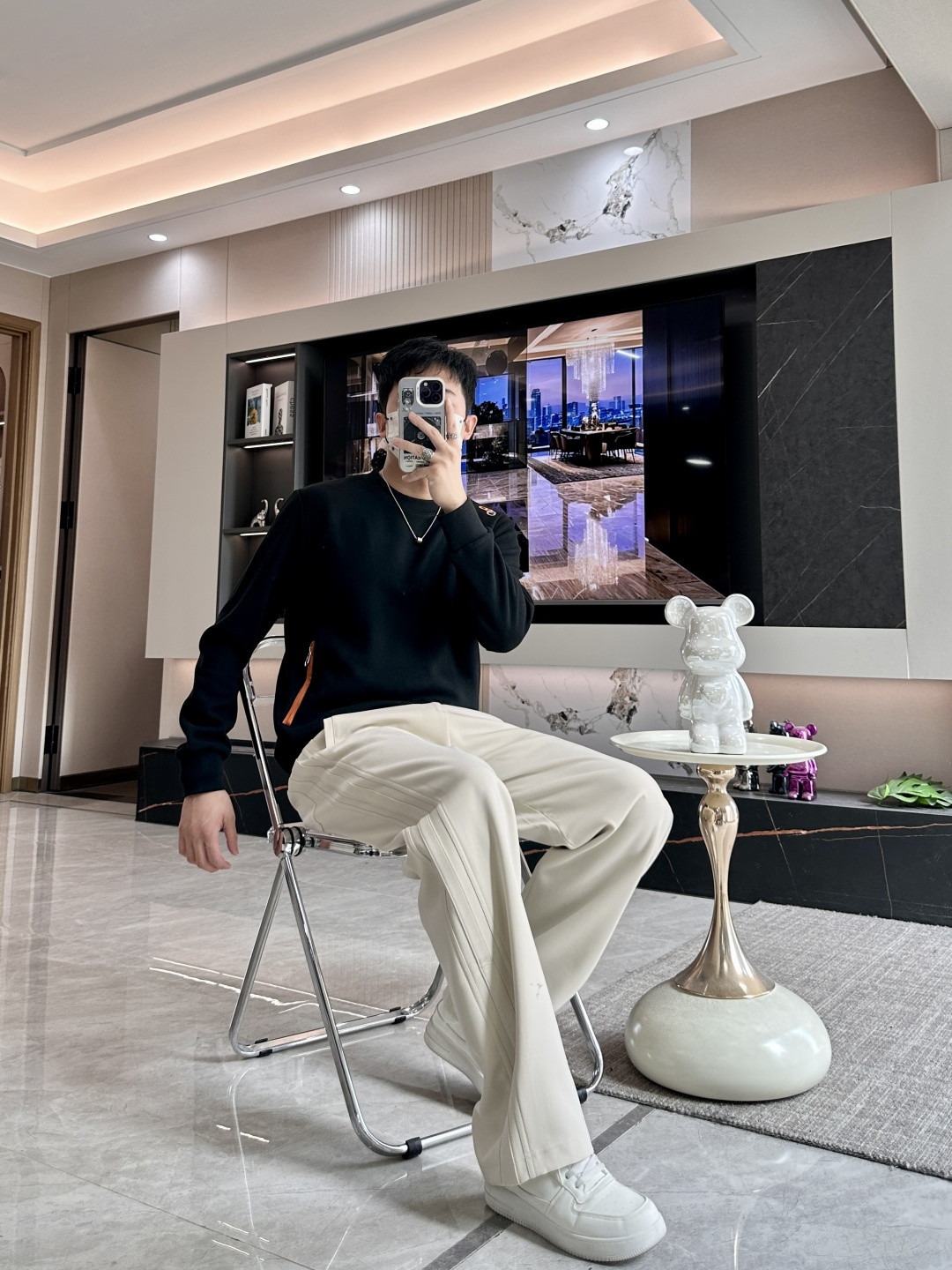 爱马家 2025秋冬最新橙色拉链男士羊绒圆领卫衣，传统圆领套头款式，右侧肩部极具代表性的“H”马扣刺绣，