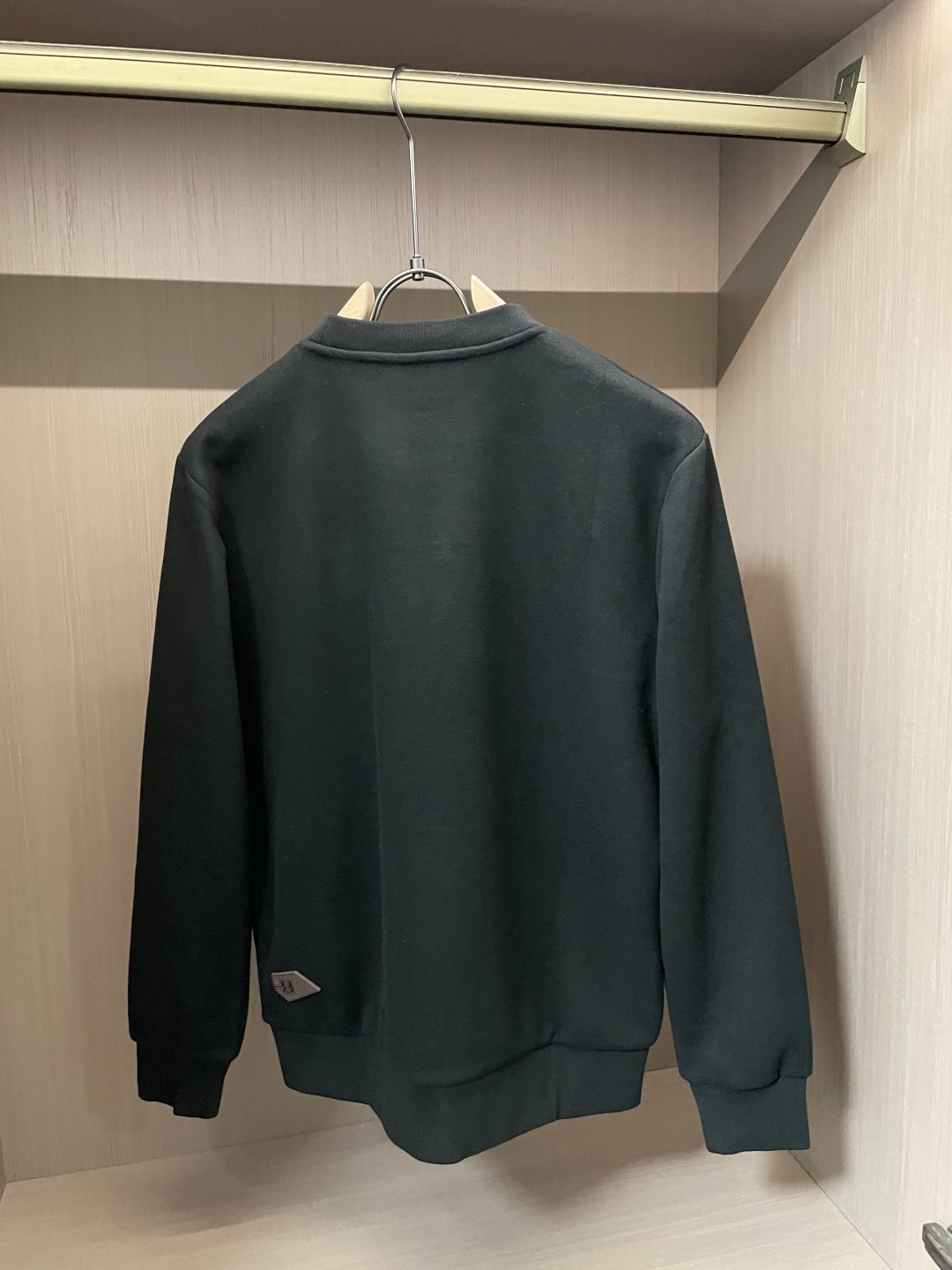 爱马家 2025秋冬最新橙色拉链男士羊绒圆领卫衣，传统圆领套头款式，右侧肩部极具代表性的“H”马扣刺绣，