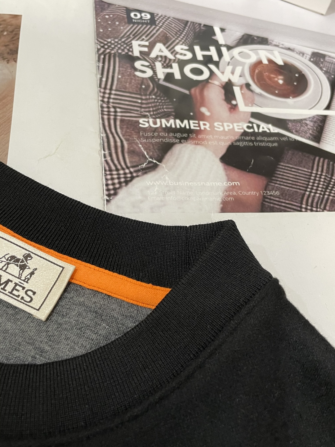 爱马家 2025秋冬最新橙色拉链男士羊绒圆领卫衣，传统圆领套头款式，右侧肩部极具代表性的“H”马扣刺绣，