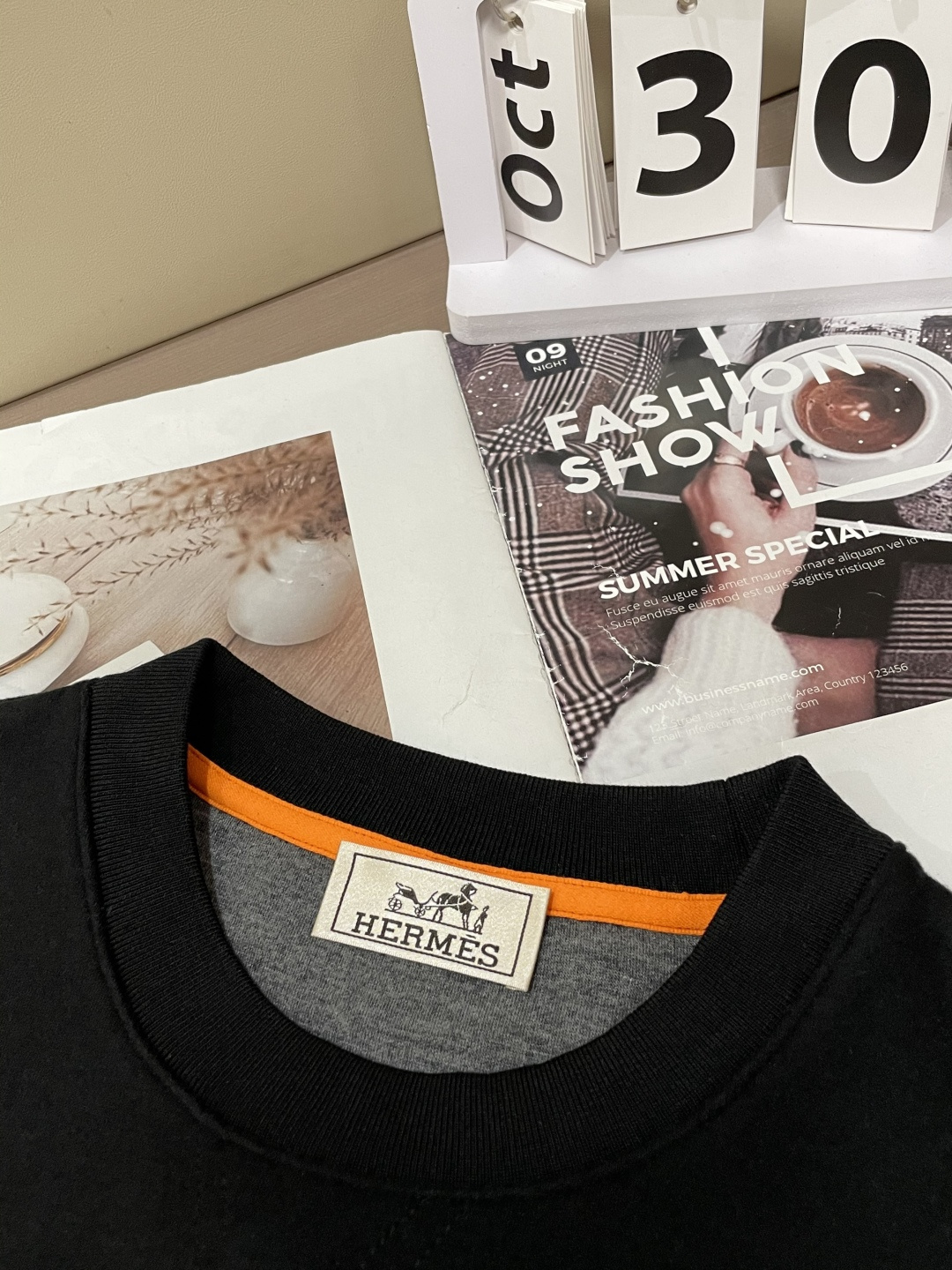 爱马家 2025秋冬最新橙色拉链男士羊绒圆领卫衣，传统圆领套头款式，右侧肩部极具代表性的“H”马扣刺绣，