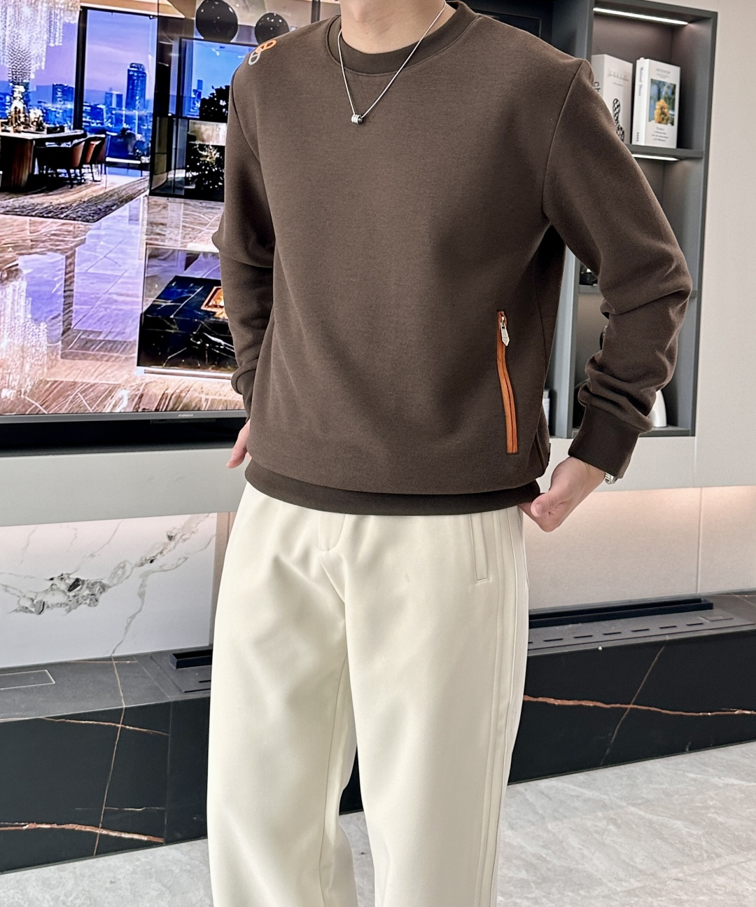 NO:644558,. Love Horse Home  The latest 2025 autumn and winter orange zipper men's cashmere round-neck sweatshirt, traditional round-neck pullover style, the representative '.' buckle embroidery on the right shoulder, small and exquisite, classic orange embellishment, brightening the vision; echoing the orange zipper on the left, it is both an eye-catching detail and a simple  The simple silhouette is infused with a sense of neatness, and the brand identity is very high. The slightly loose basic silhouette is easy to wear, and is suitable for a variety of occasions. Paired with jeans, it will look casual and stylish, and with casual pants, it will instantly look casual and cool. There is no need to worry about style, choose black or brown, and you can easily wear it with an 'effortless sense of luxury'!  Sweatshirts made of cashmere-containing special wool fabrics unique to the company are really rare. This brand-new fabric of the company is really extraordinary. It is definitely the ceiling of the sweatshirt industry!  It has the velvety texture of a sweater and the skin-friendly comfort of a sweatshirt. It feels soft and waxy, yet stiff and stylish. It has good elasticity, natural stretchability, and good warmth retention. It will not fade or deform after long-term wear and washing. Sizes M-2XL (the model is 172 cm and 148 pounds, and the L size is suitable). 2 colors: black, coffee, hermes, hoodie, sweatshirts, jeans, sweaters, alexander wang19860909. 爱马家 2025秋冬最新橙色拉链男士羊绒圆领卫衣,传统圆领套头款式,右侧肩部极具代表性的“.”马扣刺绣,小巧精致,经典的橙色点缀,点亮视觉；与左侧的橙色拉链相呼应,既是吸睛细节,又为简约版型注入利落感,品牌标识度极高.略带宽松的基础版型,不挑人穿,适配多种场合,搭牛仔裤是随性型男,配休闲裤秒变轻熟痞帅风；不用纠结风格,选黑或棕,都能轻松穿出“不费力的高级感”！.家独有的特种羊毛面料含羊绒的卫衣真的不多见,这款.家的全新面料真的不是一般得出色,绝对是卫衣界的天花板！既有毛衣的绒绒质感,又有卫衣的亲肤舒适感,手感软糯,而又挺括有型,弹性好,穿着舒展性自然好,且具有很好的保暖性,久穿久洗不褪色不变形.尺码M-2XL（模特172厘米148斤试穿L码合适）2个颜色黑色,咖啡,,hermes,hoodie,sweatshirts,jeans,sweaters,alexander wang,Men's clothing