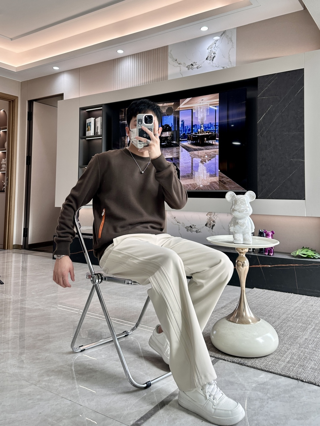 爱马家 2025秋冬最新橙色拉链男士羊绒圆领卫衣，传统圆领套头款式，右侧肩部极具代表性的“H”马扣刺绣，