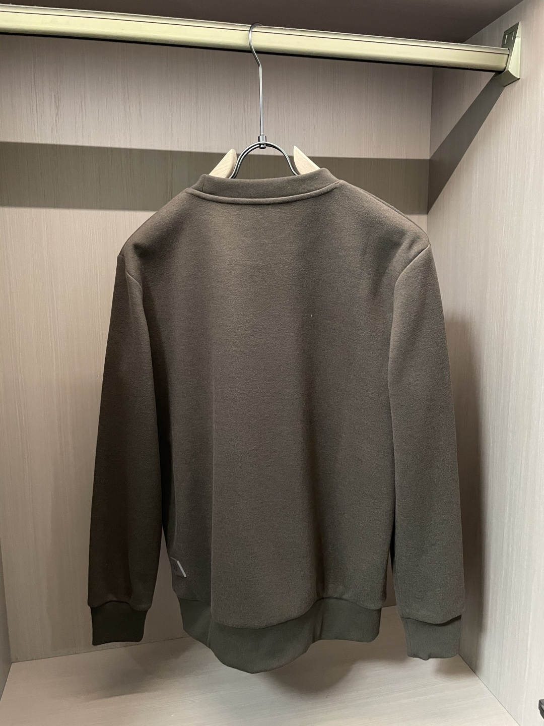 爱马家 2025秋冬最新橙色拉链男士羊绒圆领卫衣，传统圆领套头款式，右侧肩部极具代表性的“H”马扣刺绣，